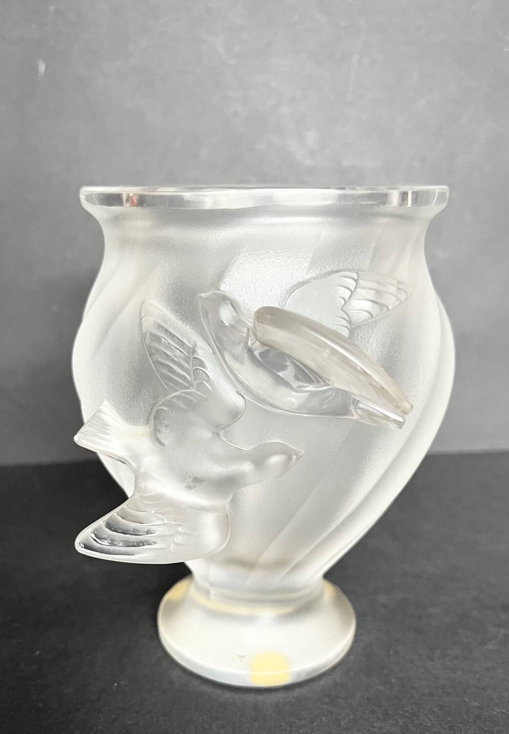 Vase en cristal dépoli Lalique