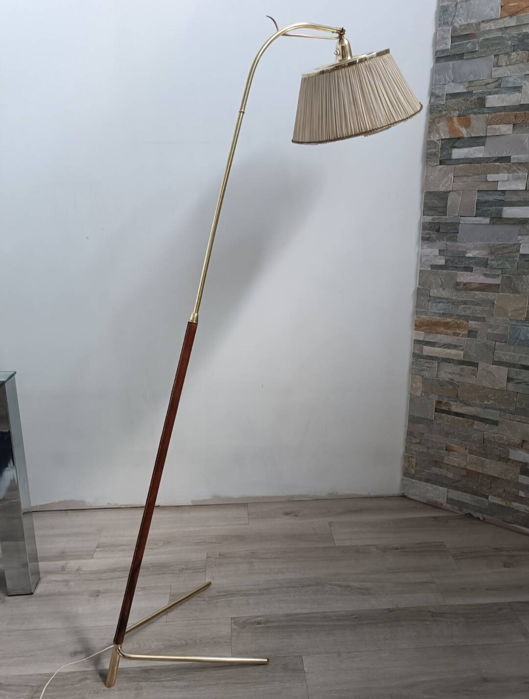 Leather-covered floor lamp by FJB Corsini for Metalarte 1950s