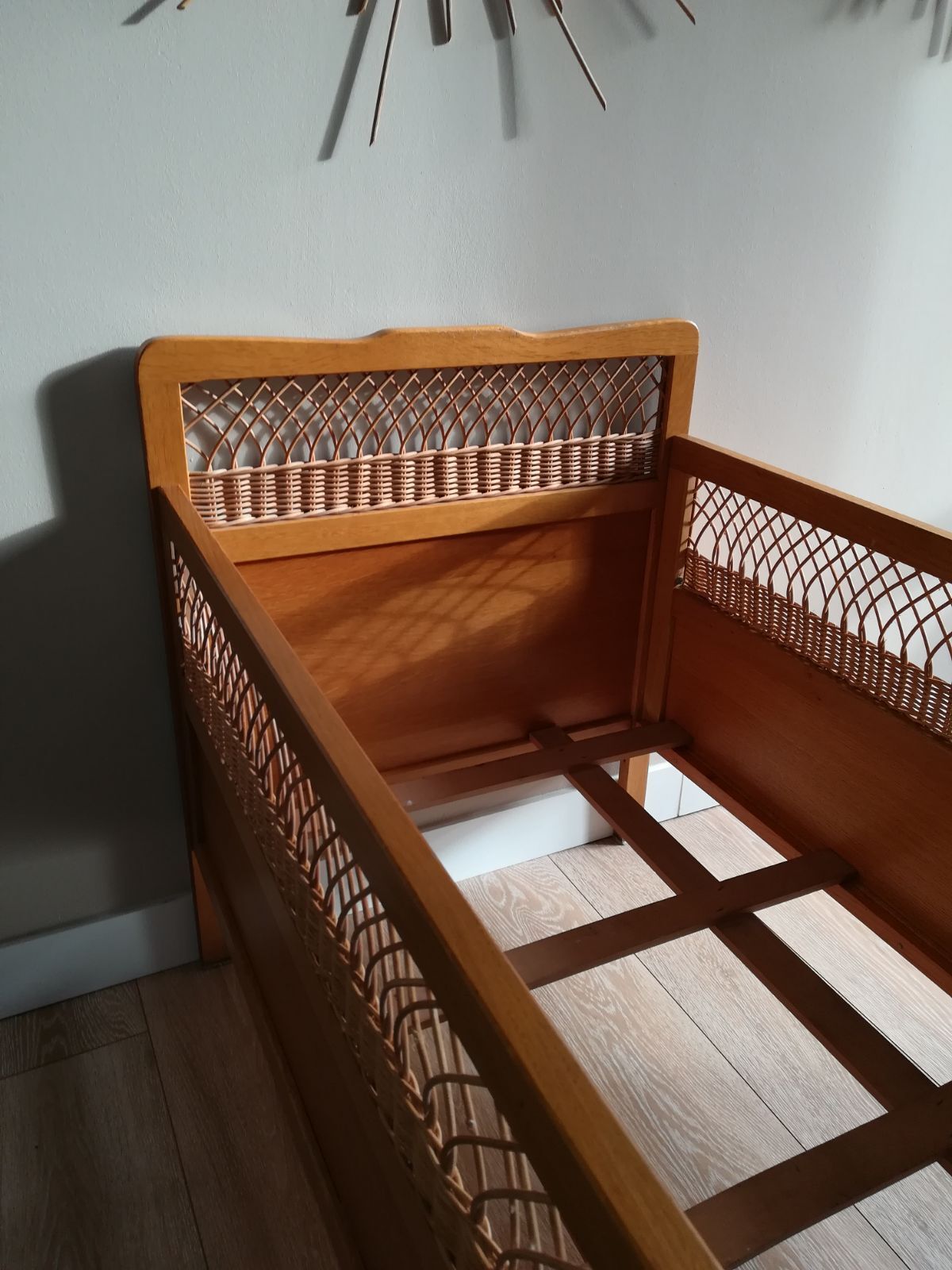 Lit bébé en bois et rotin vintage