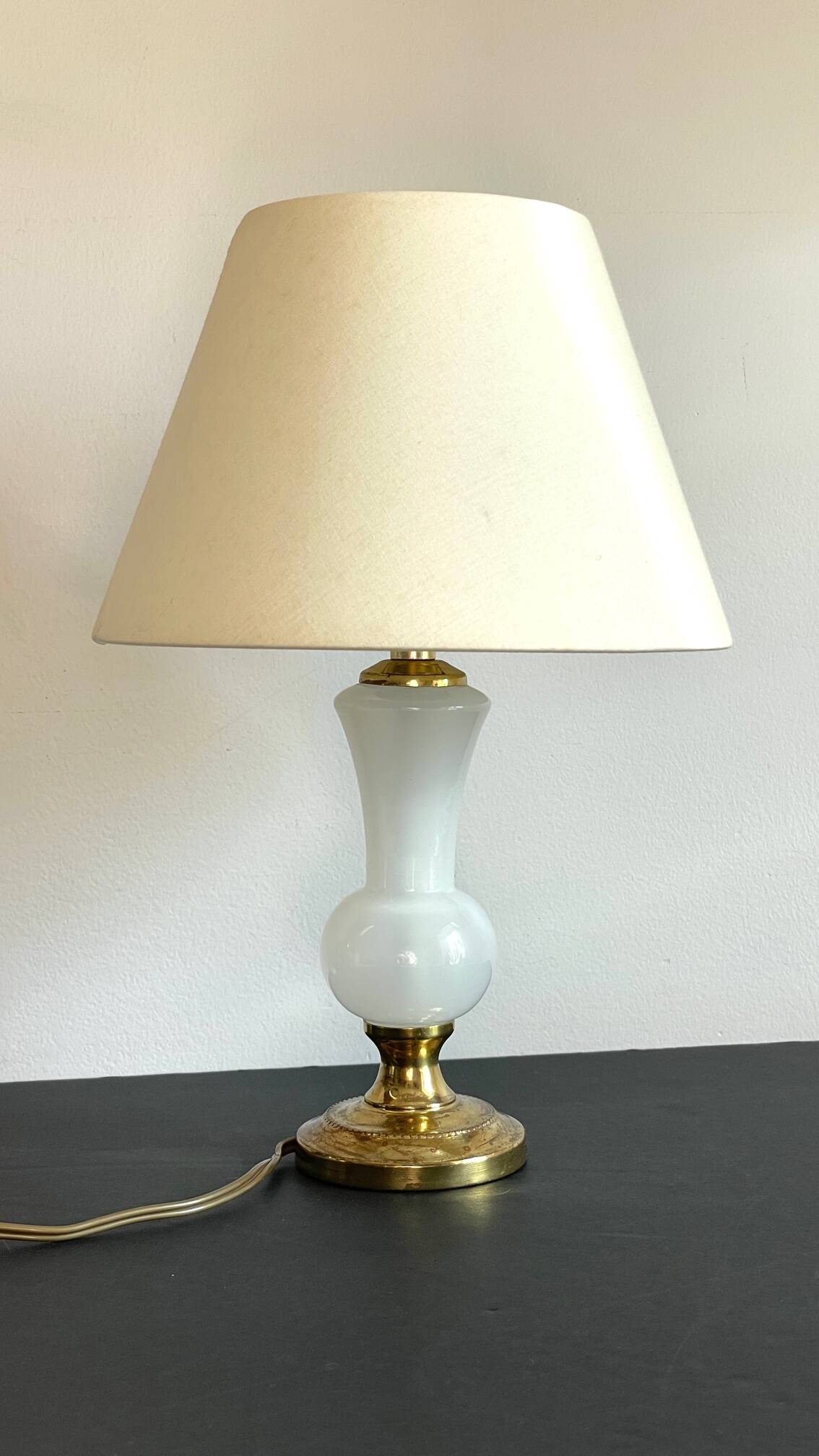 Chic lamp in opaline glass and vintage brass
