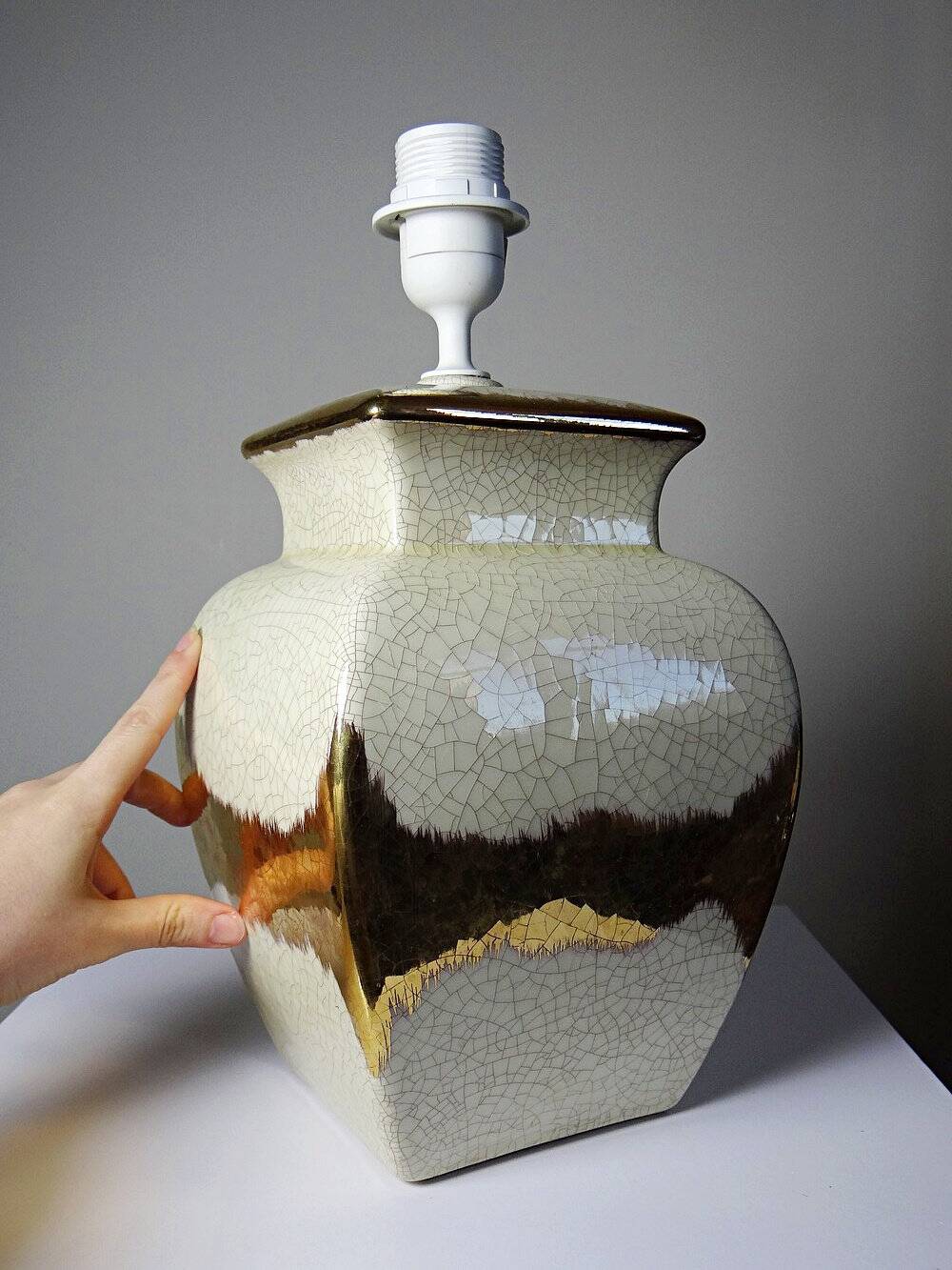 Large vintage Italian lamp in cracked ivory ceramic with gilding.