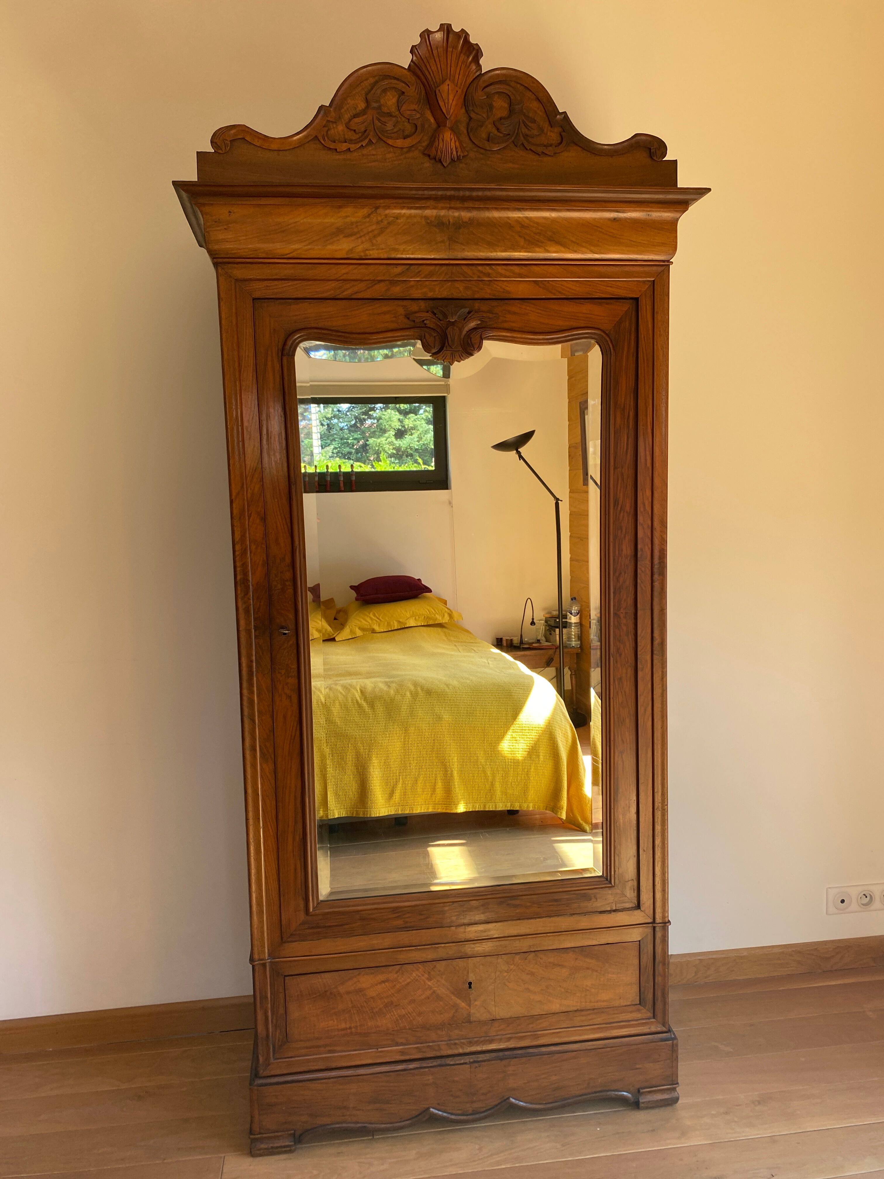 Bonnetière wardrobe