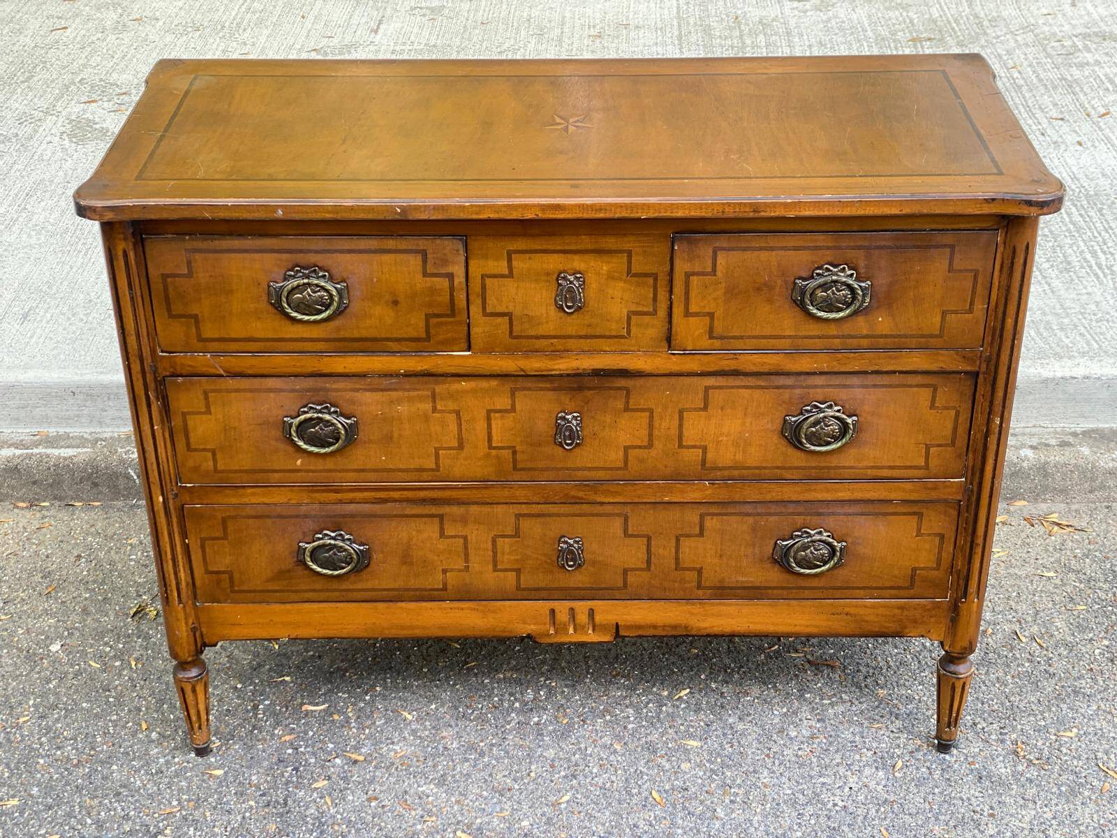 Commode Louis XVI en marqueterie et placage d'amarante/merisier 1950