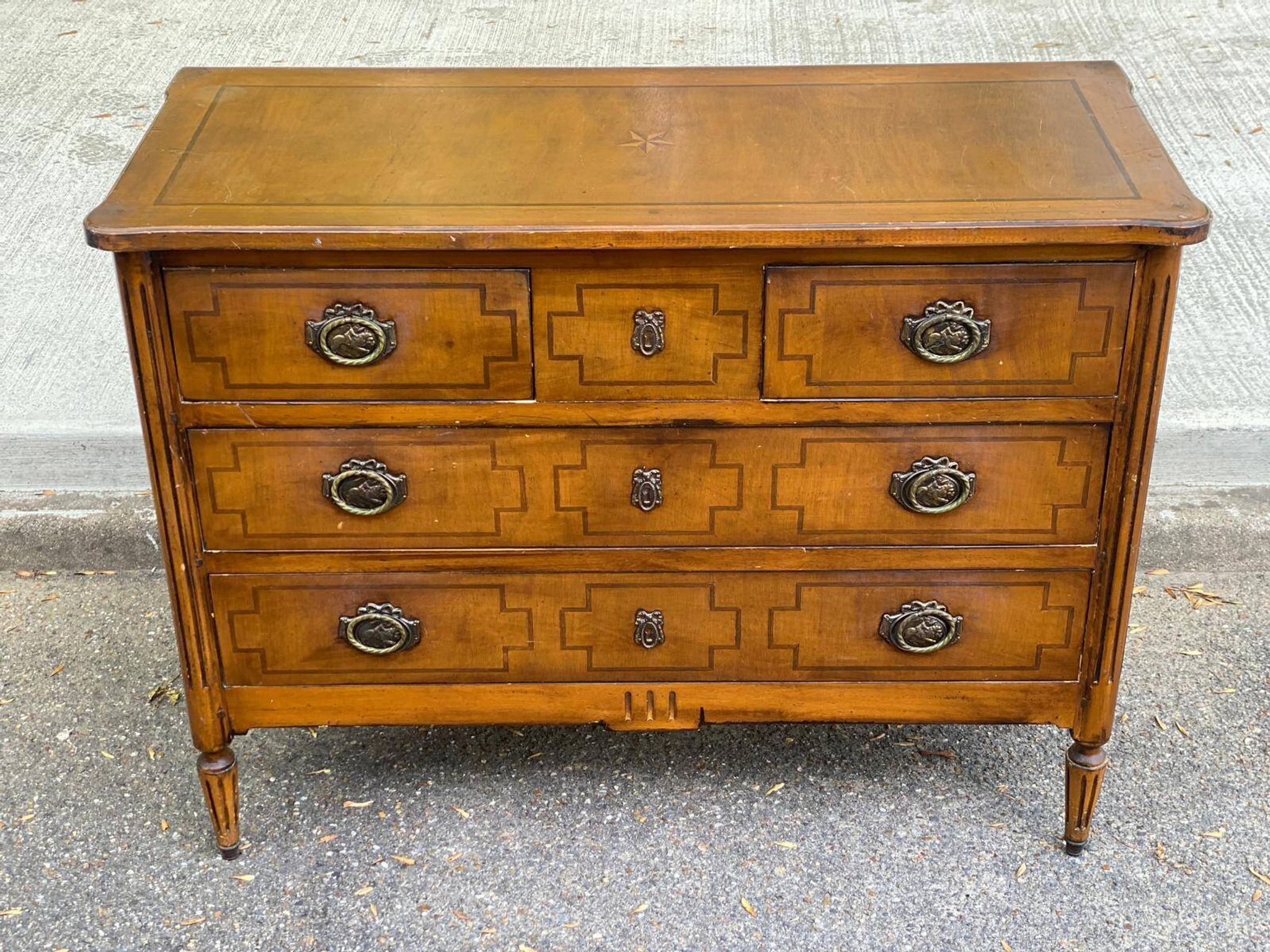 Commode Louis XVI en marqueterie et placage d'amarante/merisier 1950