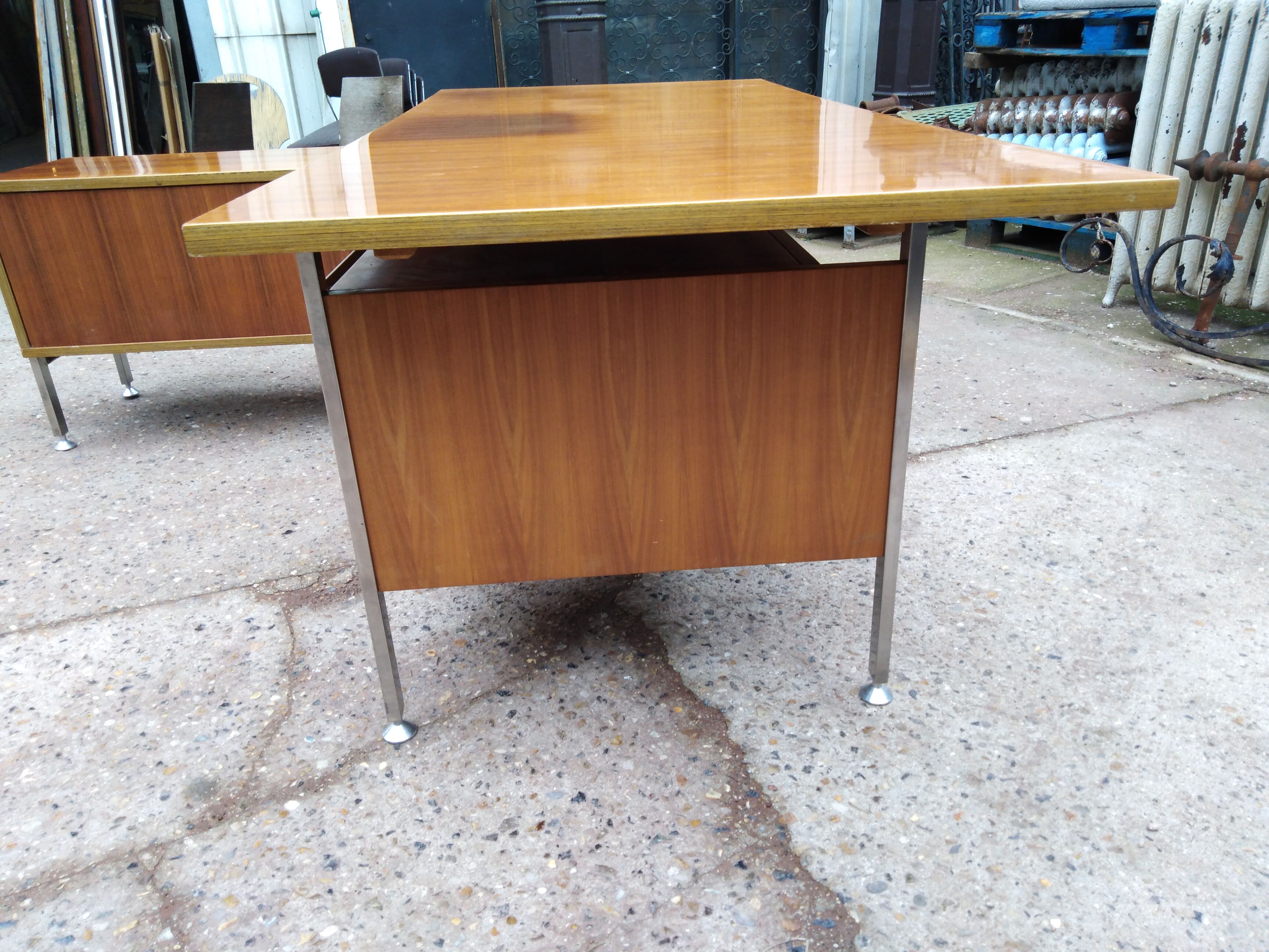 Grand Bureau design 1970 with return. light wood and chrome pietement