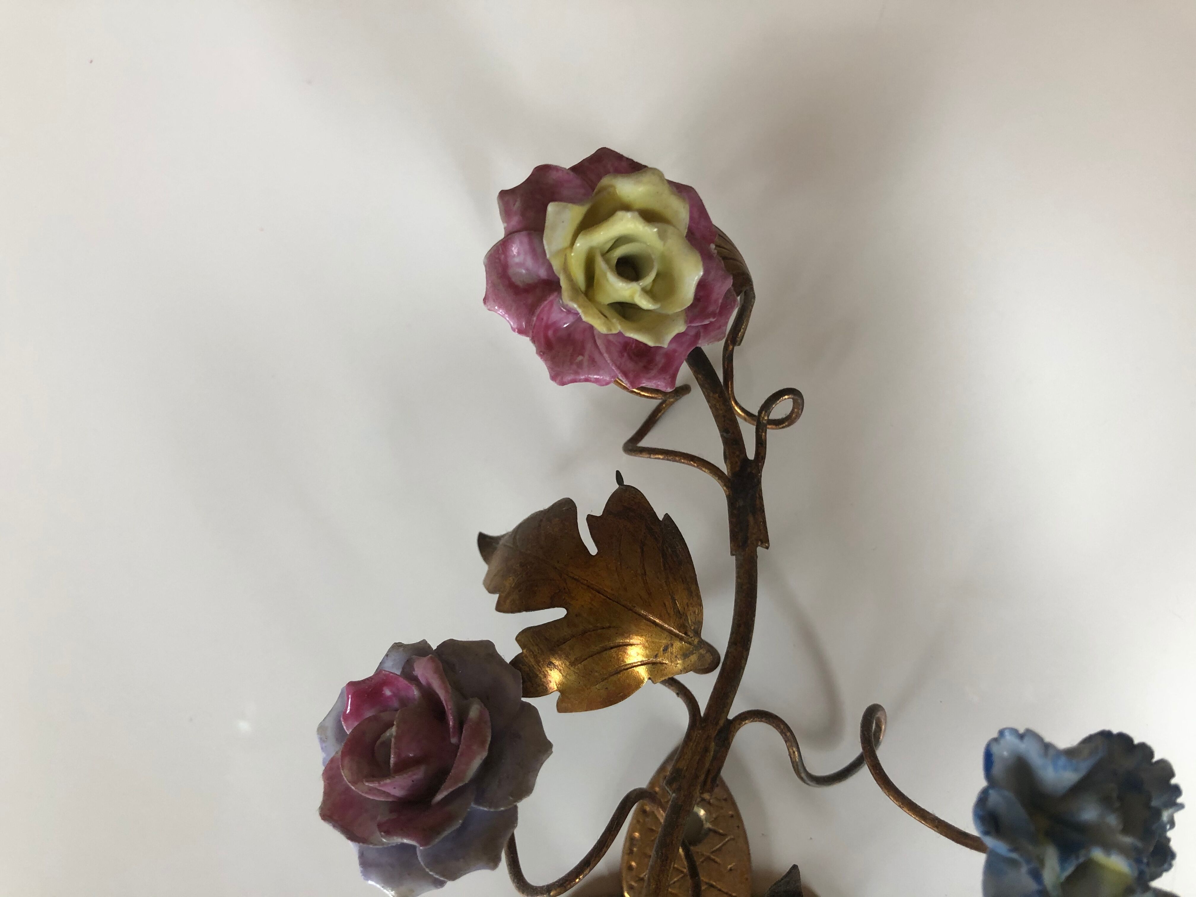 Two bronze wall light decorated with flowers in german porcelain