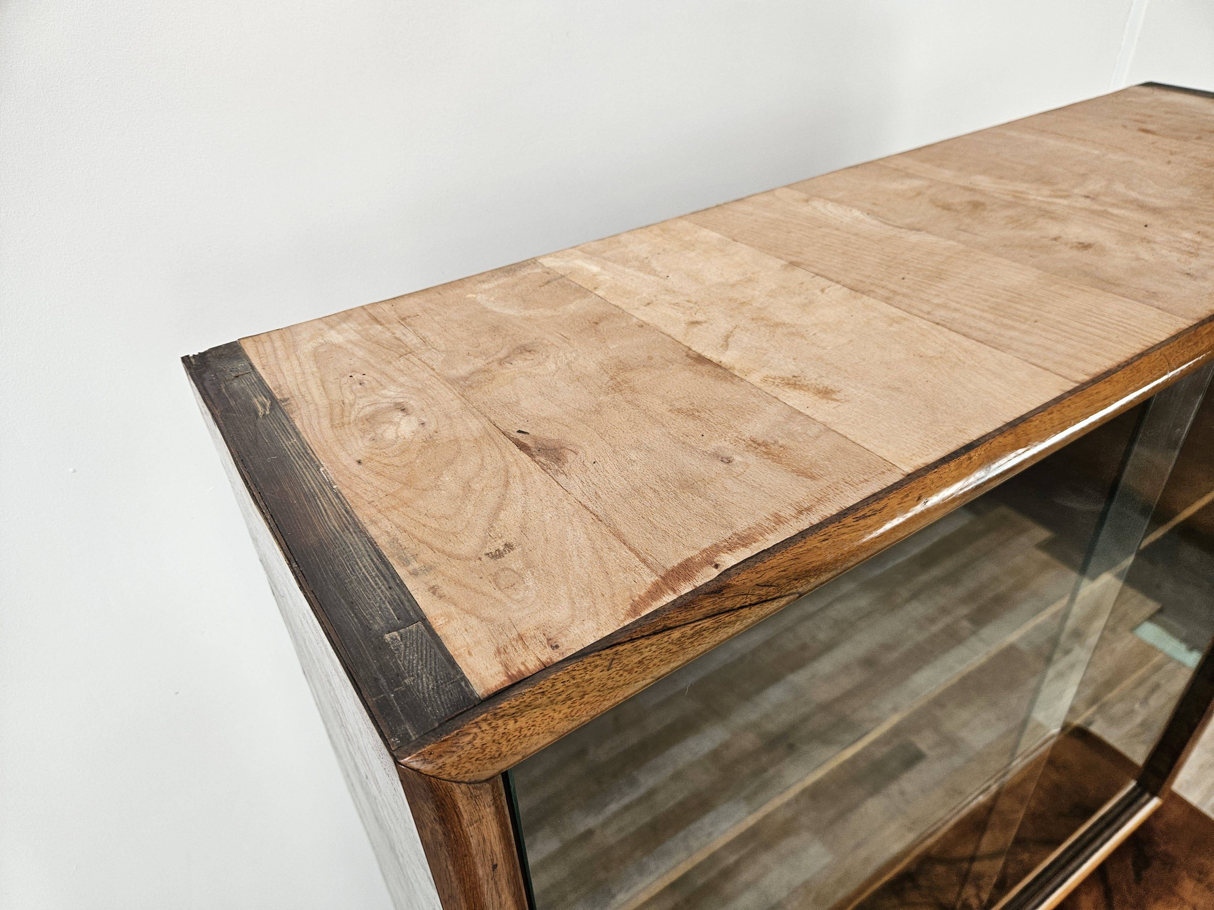 Art Decò display cabinet in walnut burl