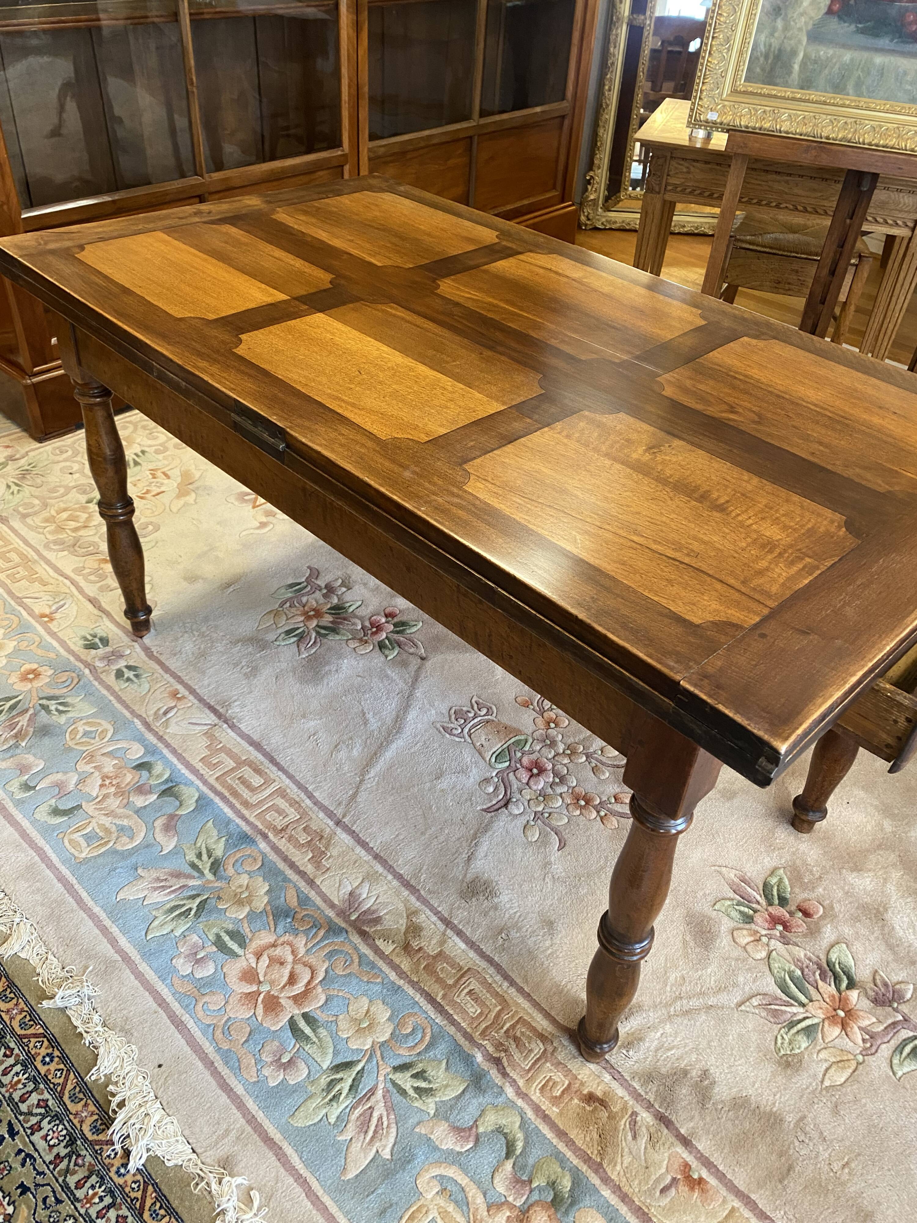 Walnut leaf table, Jacob legs