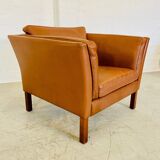 Fauteuil lounge scandinave vintage en cuir cognac, style milieu du siècle