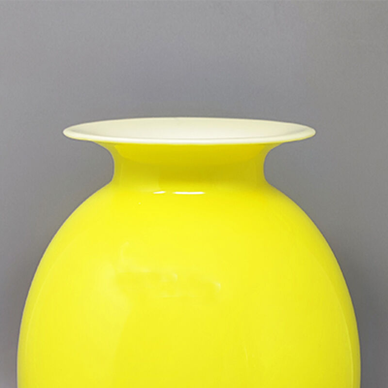 1960s yellow vase by dogi in murano glass. made in italy