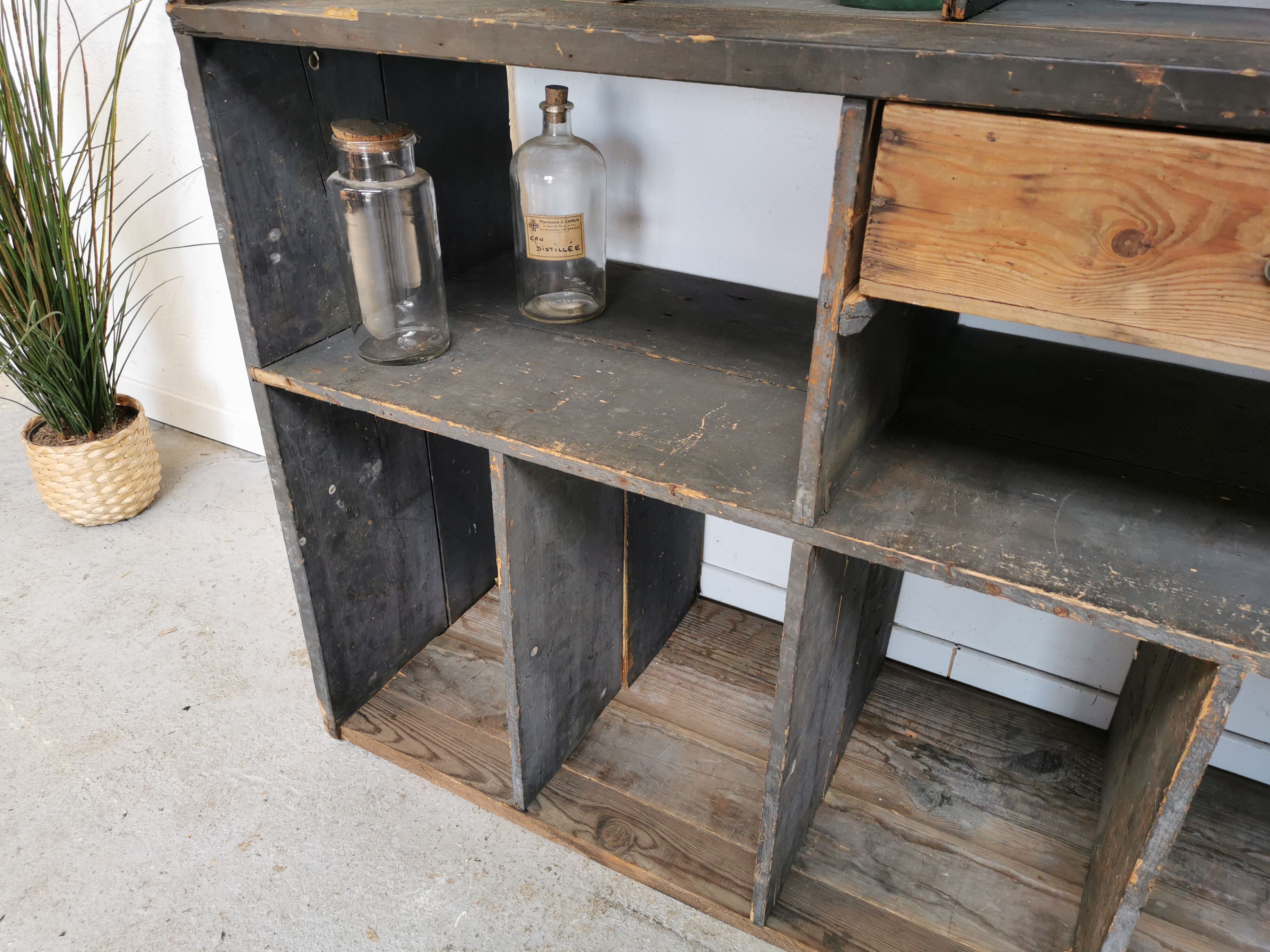 Meuble de métier à casiers bibliothèque