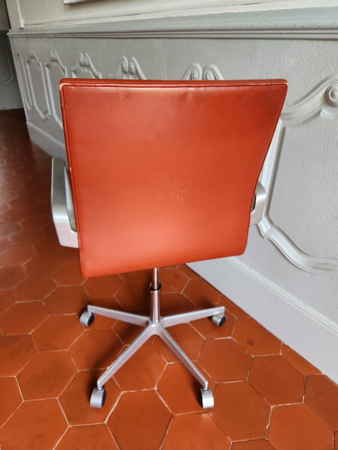 Oxford armchair by Fritz Hansen in walnut leather