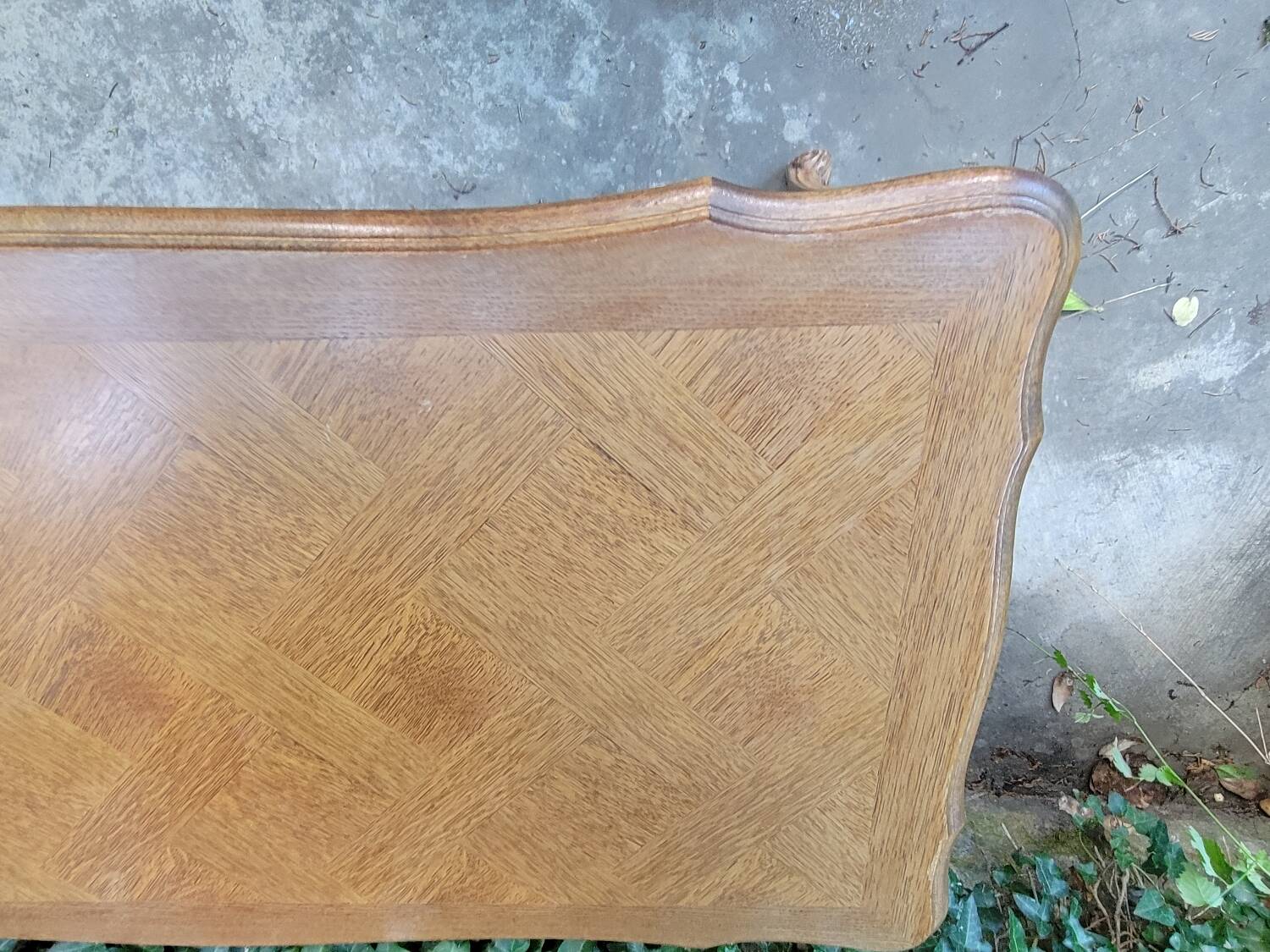 Louis XV coffee table in oak and cherry marquetry.