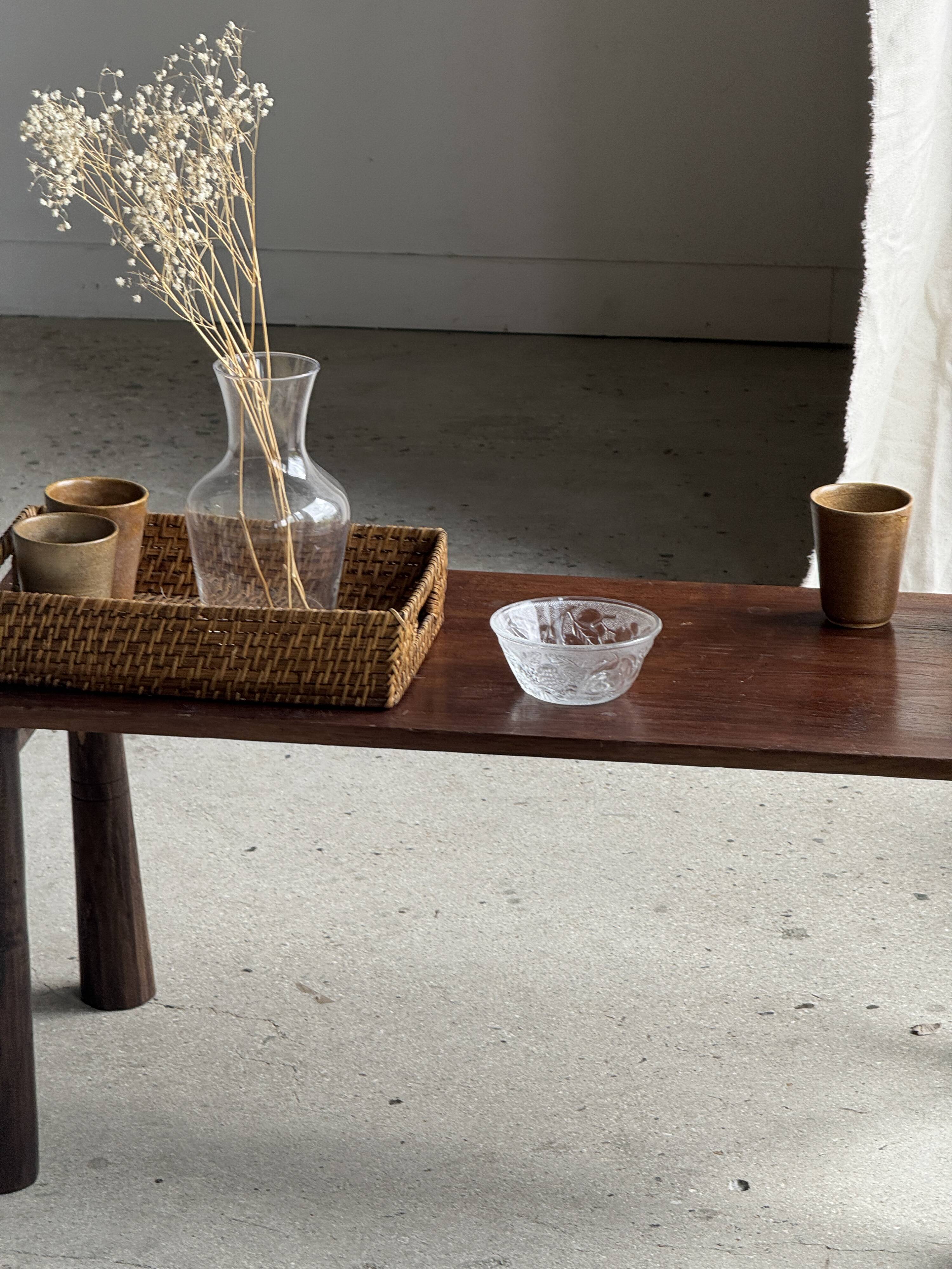 Table basse en teck brun de seconde main indonésienne pieds coniques H37 L8