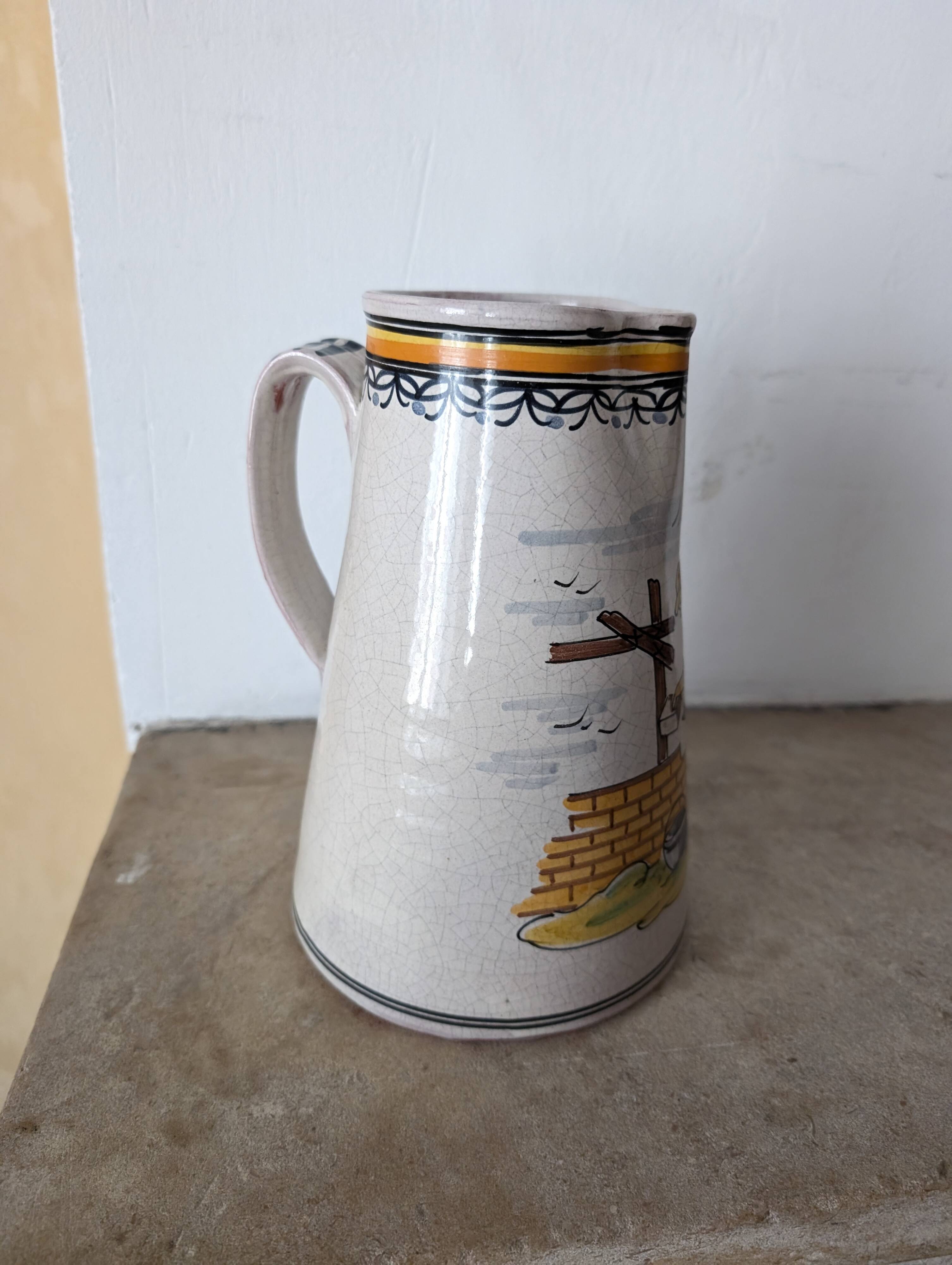Ancien pichet en faïence peint à la main – Décor champêtre (20,5 cm)