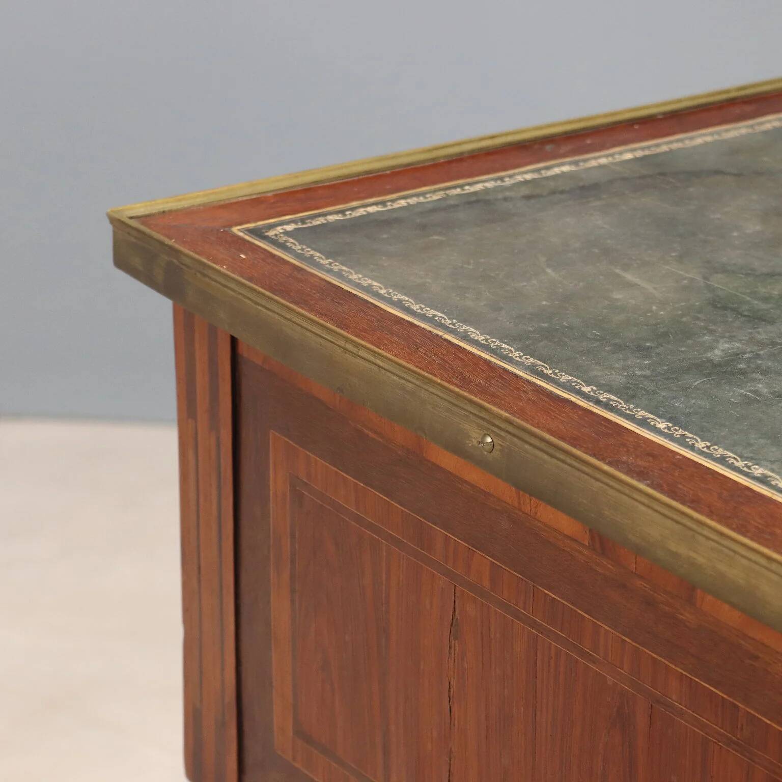 Neoclassical writing desk made of violet wood, 18th century.