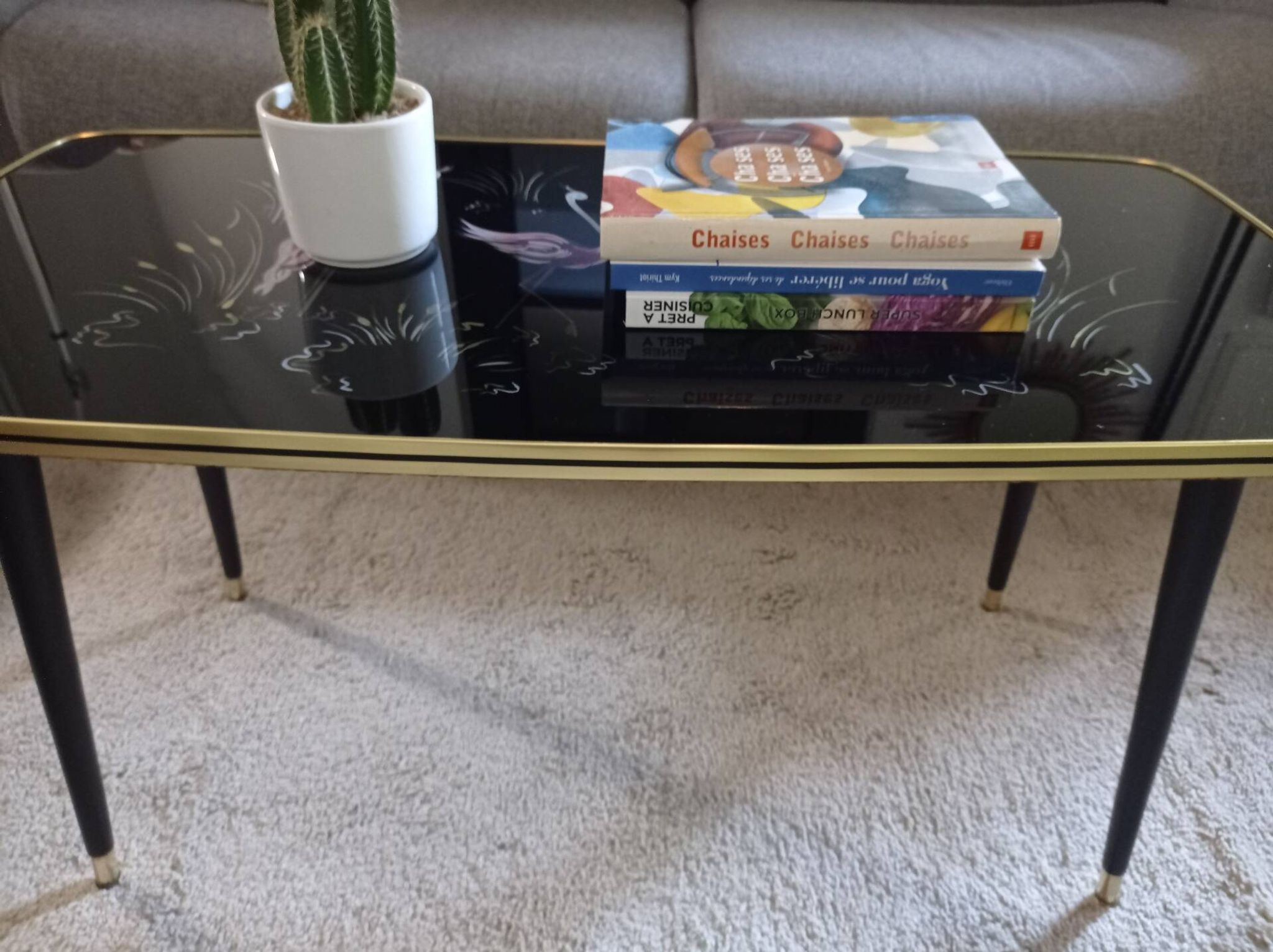 Vintage coffee table with tapered legs.
