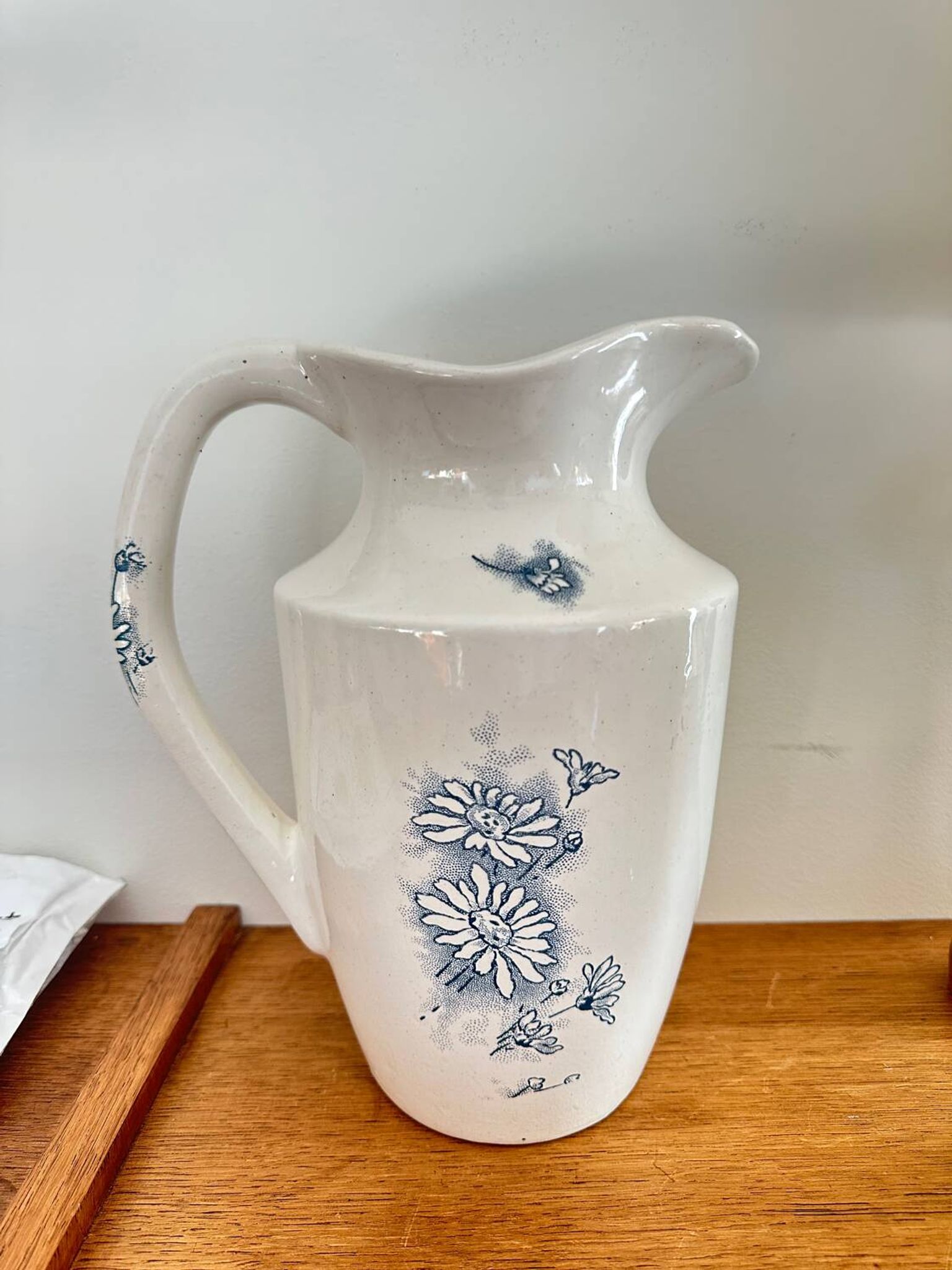 Broc, vase ancien en terre de fer