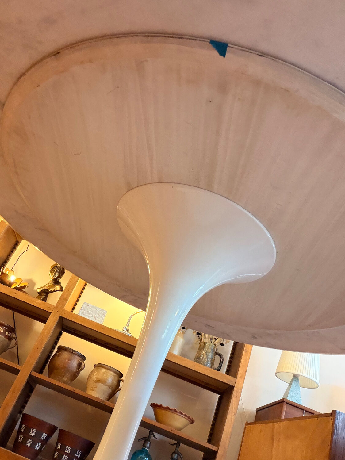 Grande table tulipe années 60, plateau en marbre de Carrare