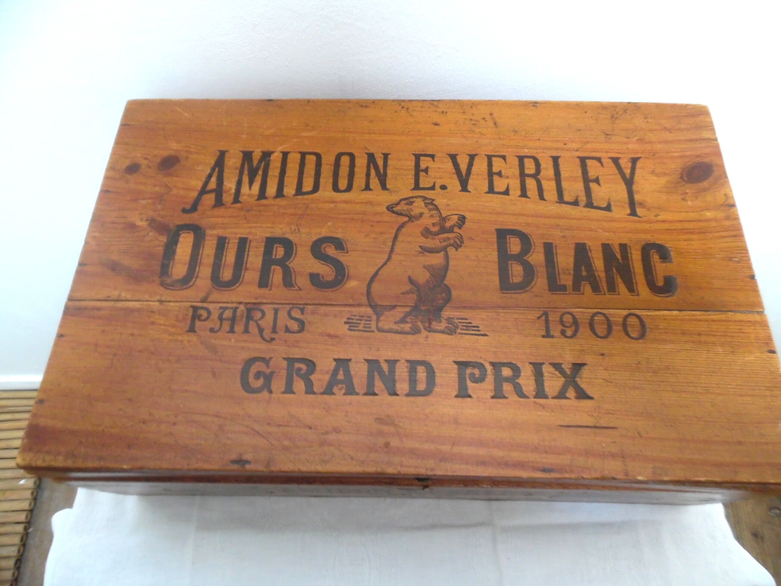 Wooden box advertising white bear starch