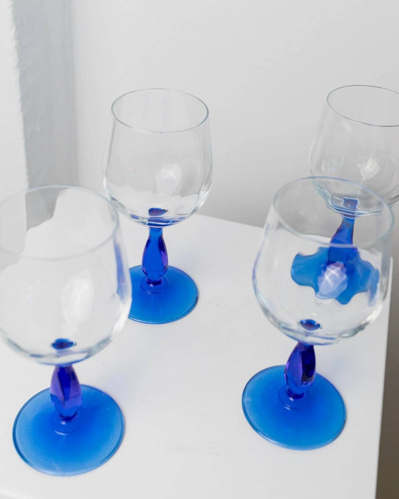 Set of 4 vintage Italian glass wine glasses, clear bowls with royal blue stems, 1980s MCM style