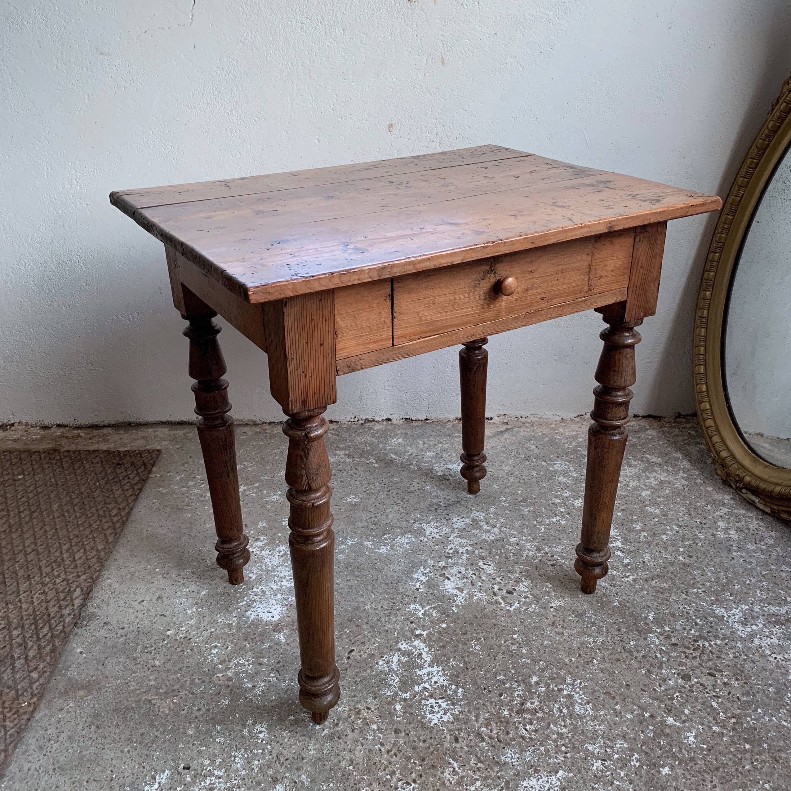 Small English pine table - early 20th century