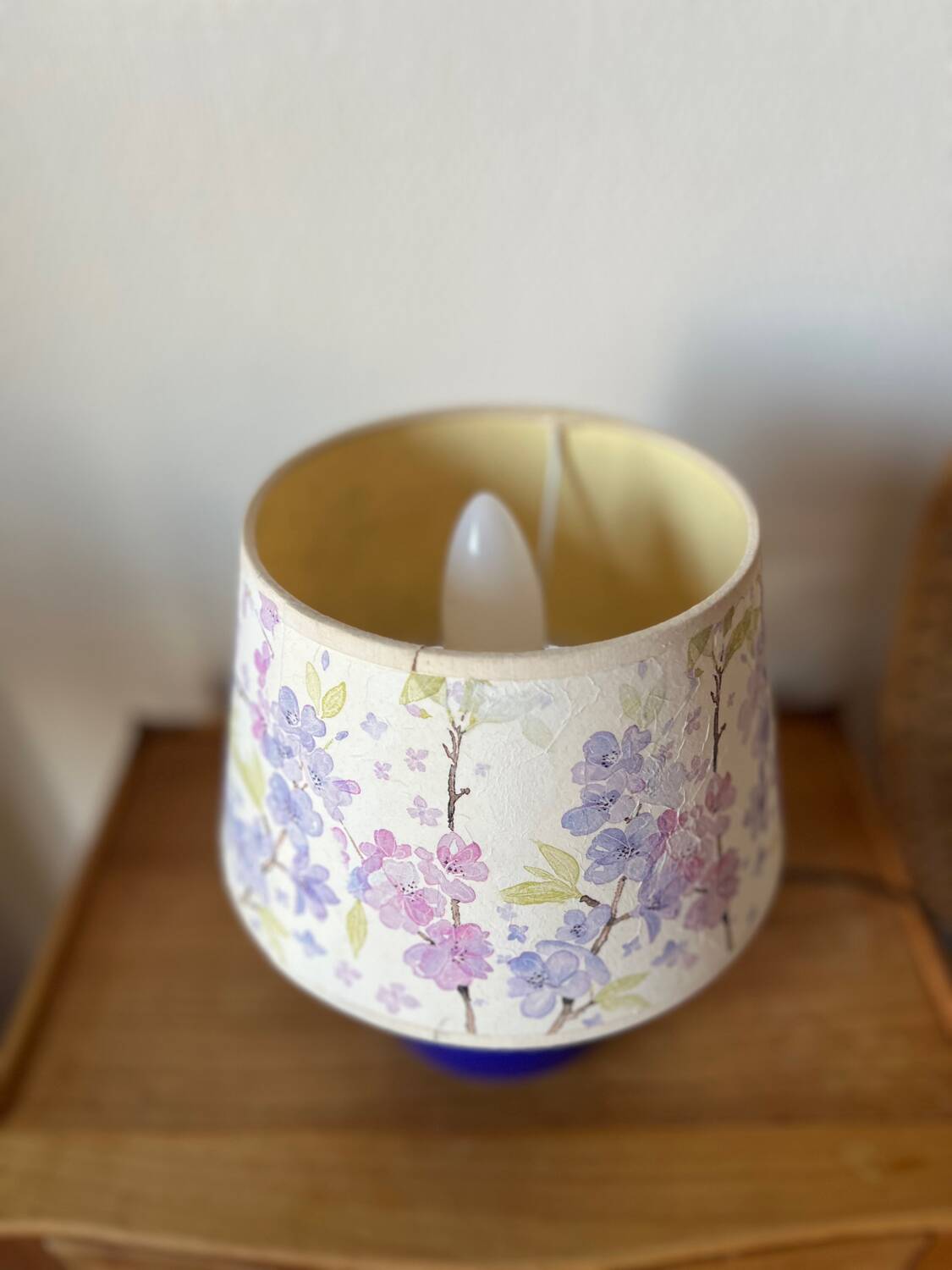 Lampe à poser vintage bleu marine et abat-jour à fleurs