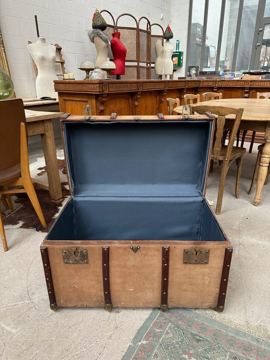 Old travel trunk "Be a Father" Lille