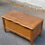 Vintage solid wood storage bench in light oak, Louis XV style, 77cm