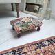 Repose-pieds en tapisserie florale