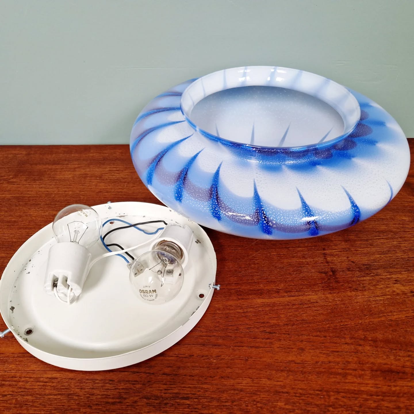 Ceiling light/wall sconce in blue and white Murano glass, 1970.