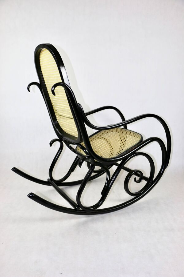 Fauteuil à bascule noir vintage attribué à Michael Thonet
