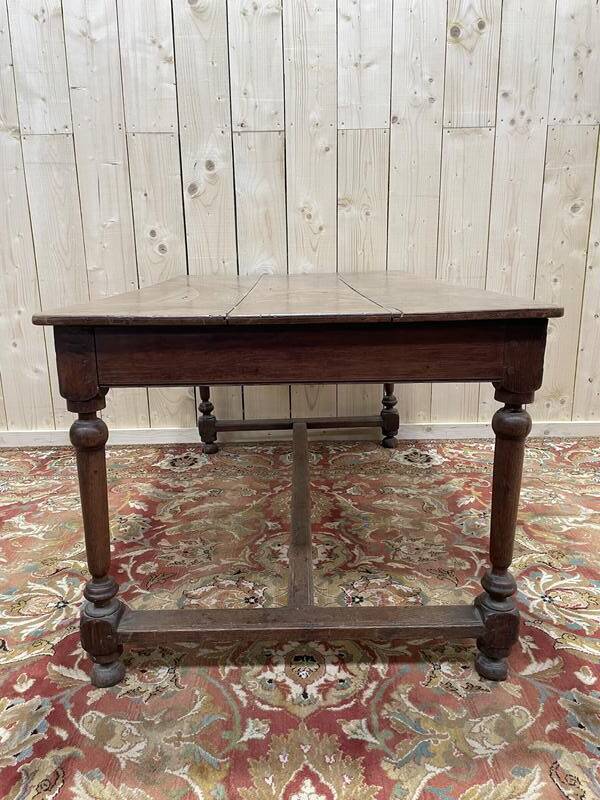 Bureau de style Louis XIII en noyer