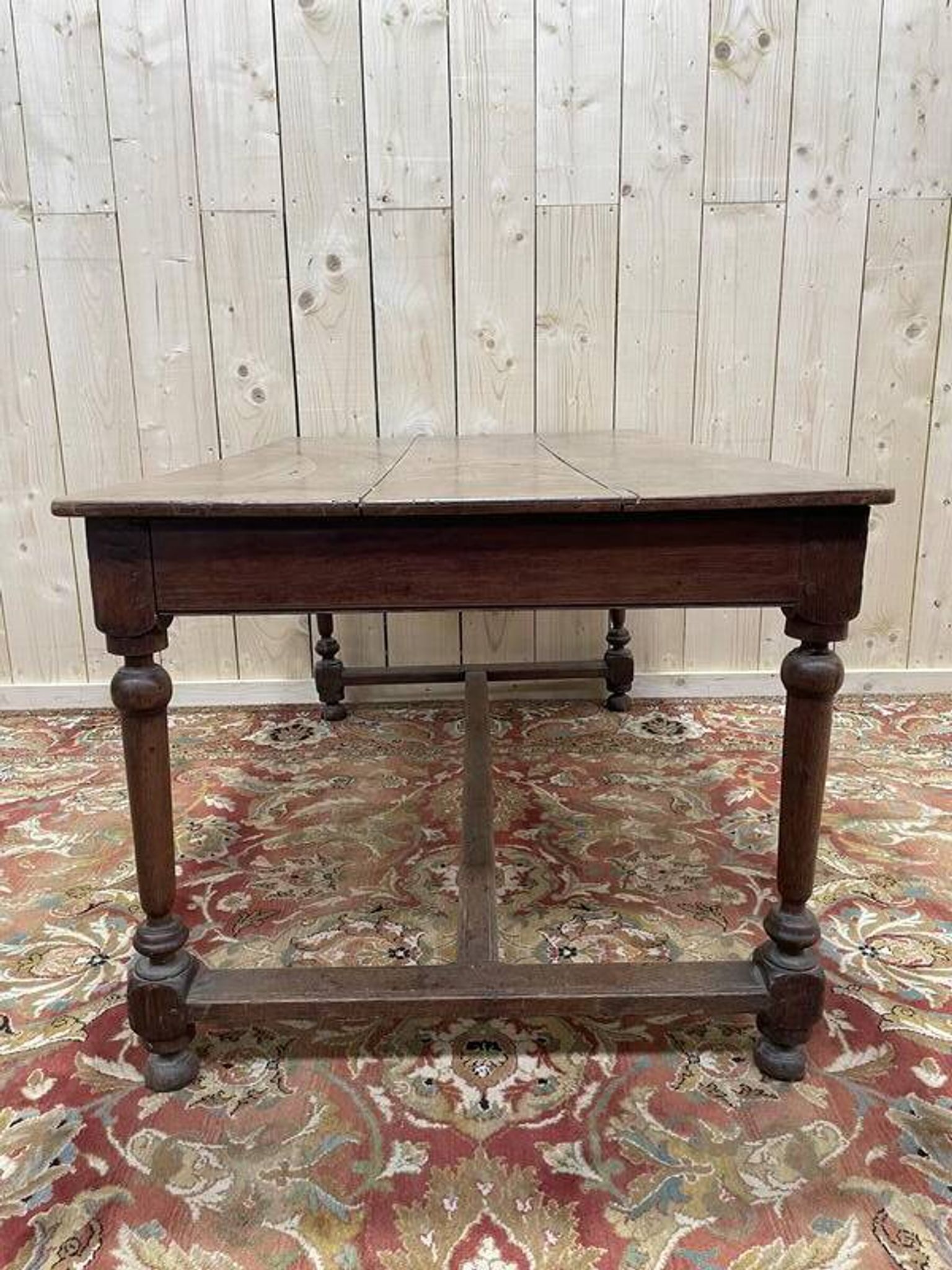 Bureau de style Louis XIII en noyer