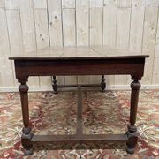 Bureau de style Louis XIII en noyer