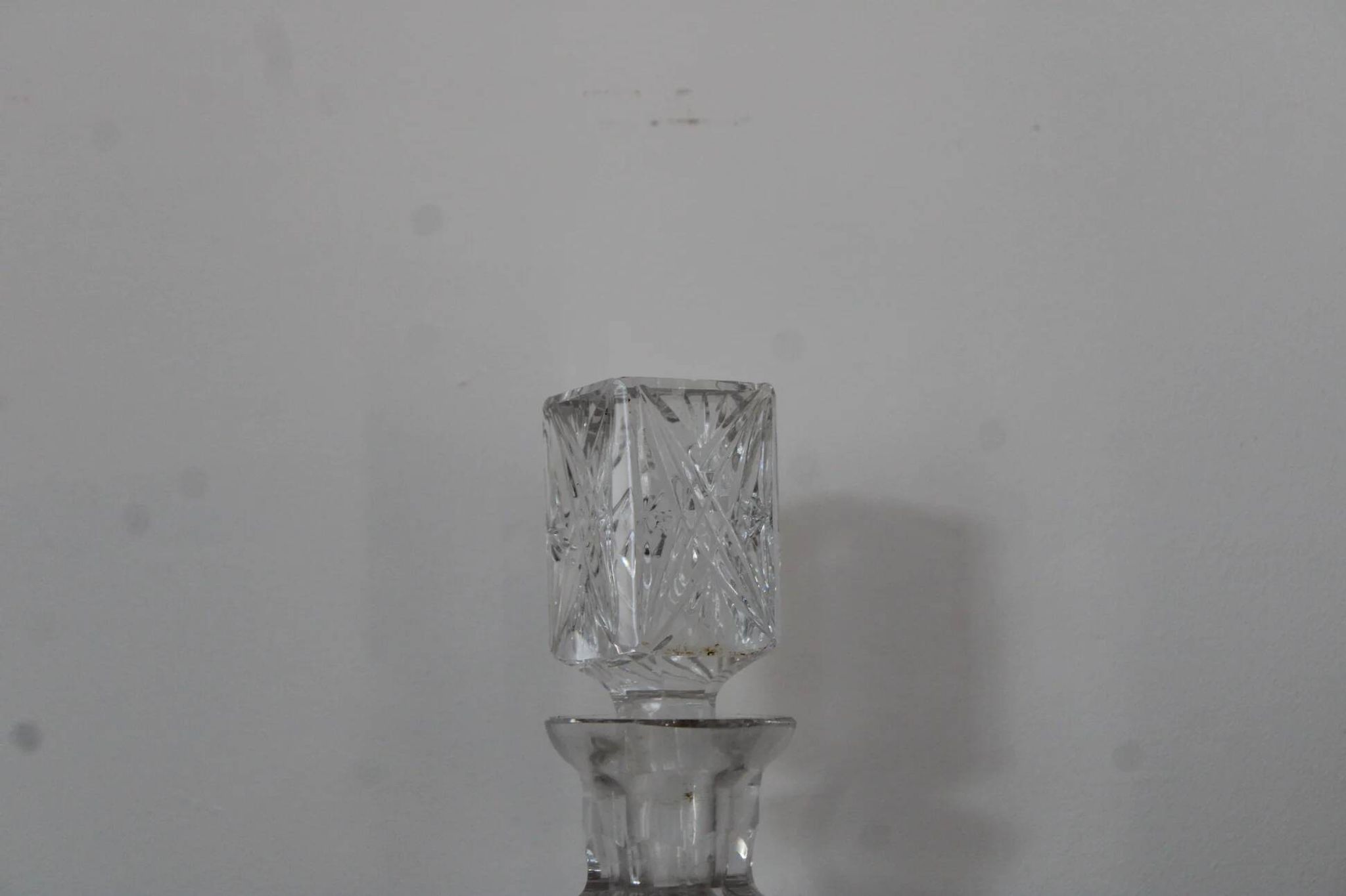 Carafe ancienne en verre taillé probablement en cristal – Motifs géométriques et bouchon assorti