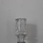 Carafe ancienne en verre taillé probablement en cristal – Motifs géométriques et bouchon assorti