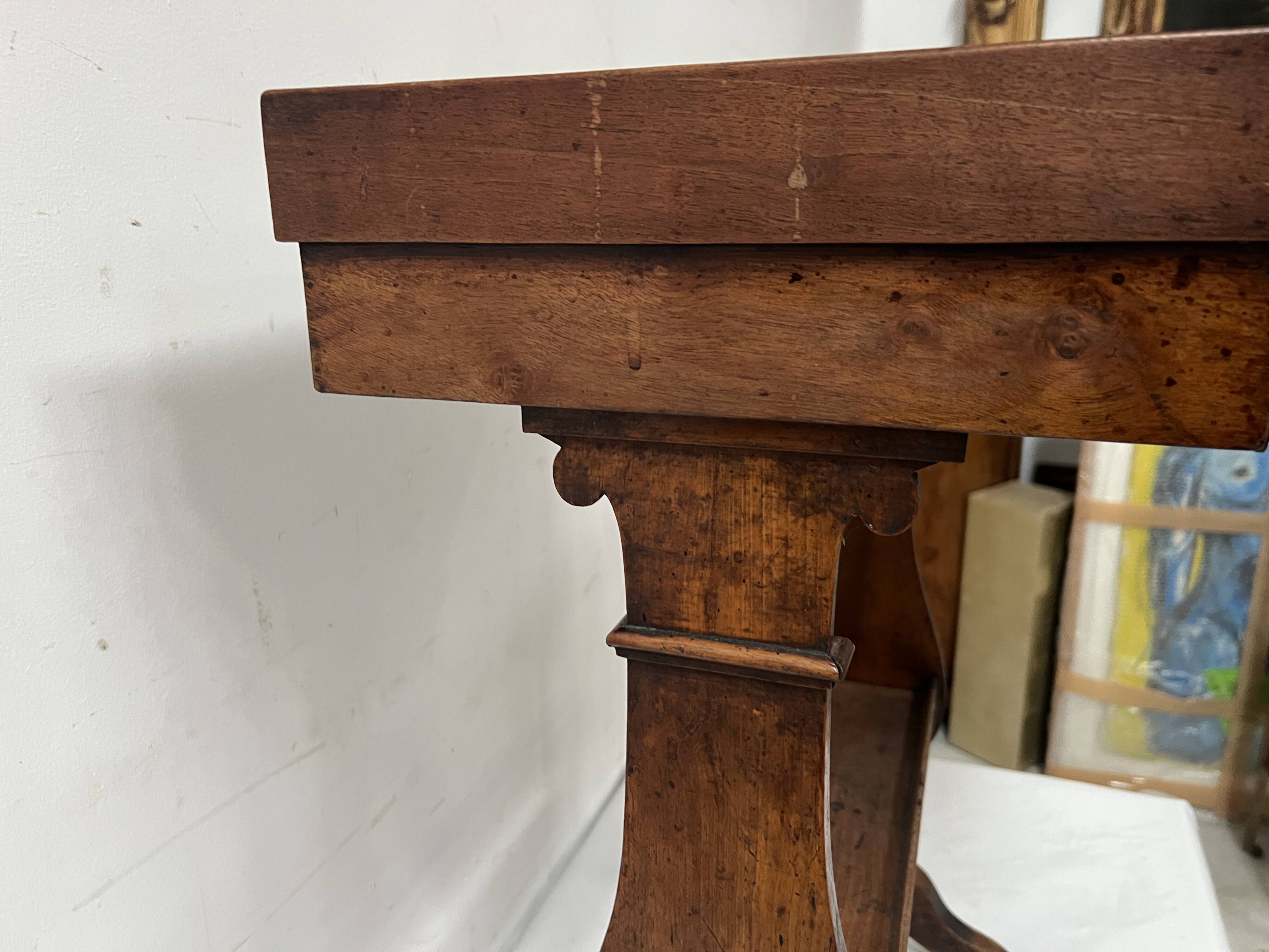 Directoire period work table in solid walnut, 19th century.