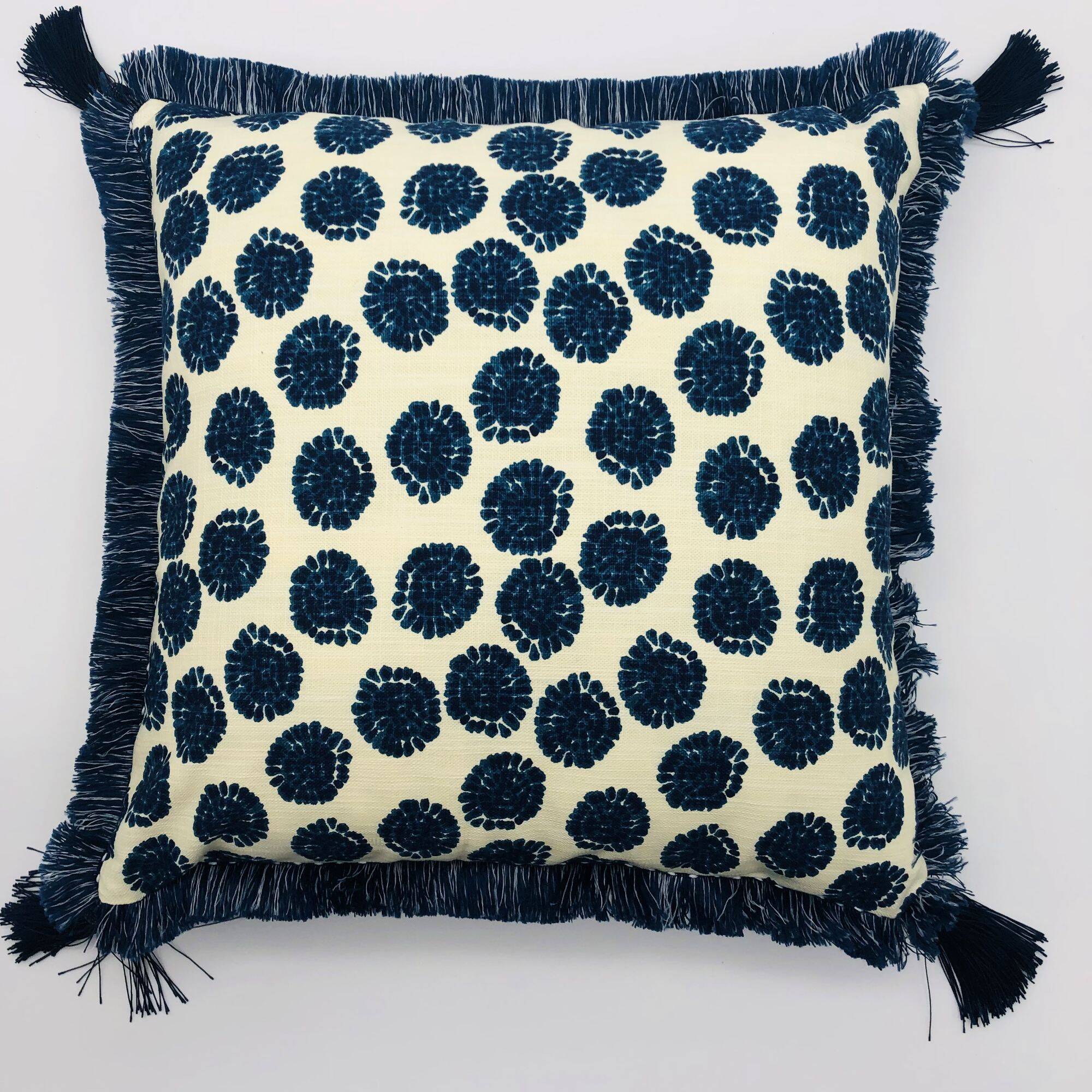 Square cushion, cover and insert. Model "Olivia".