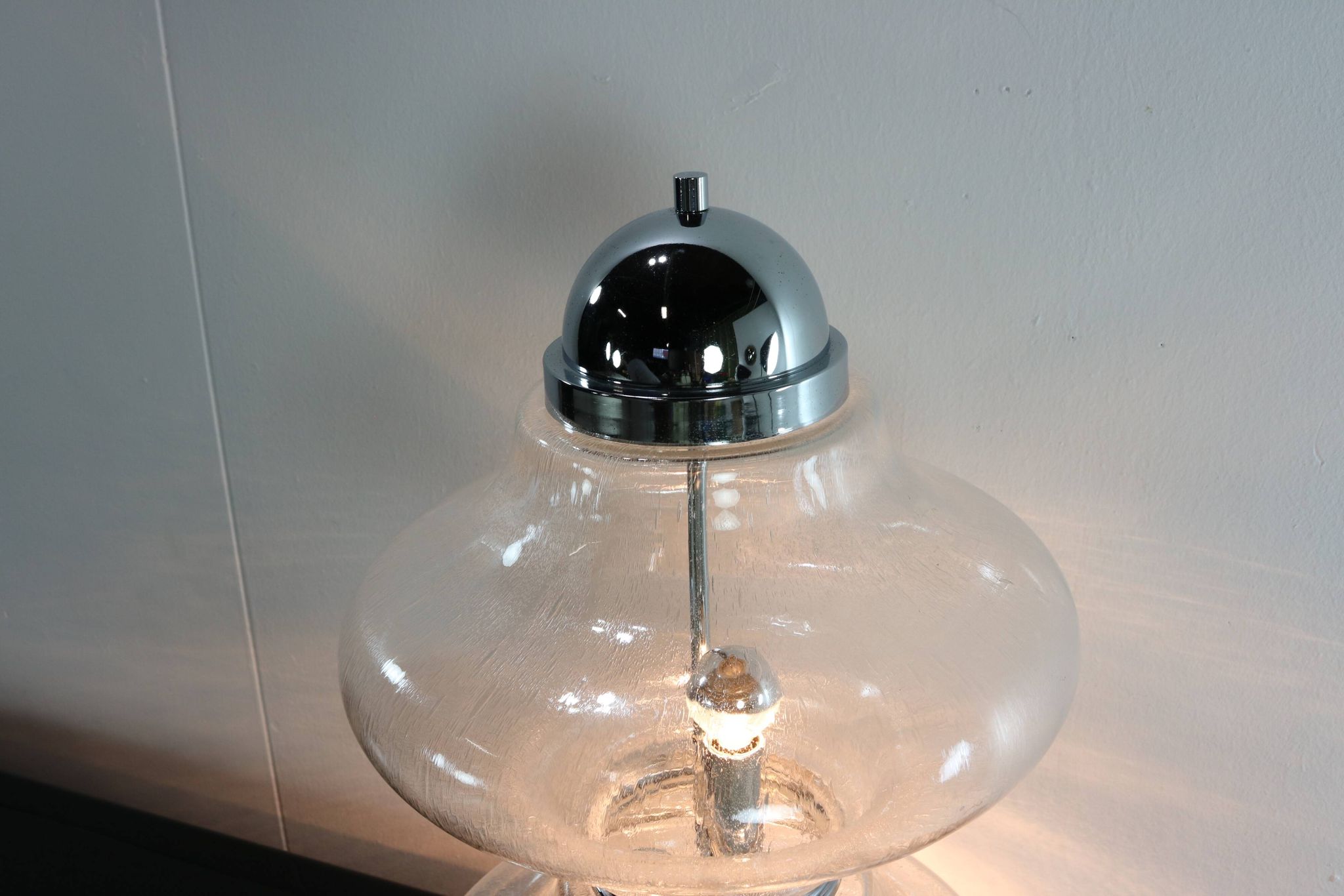 Lampe de table en verre design des années 60 italienne