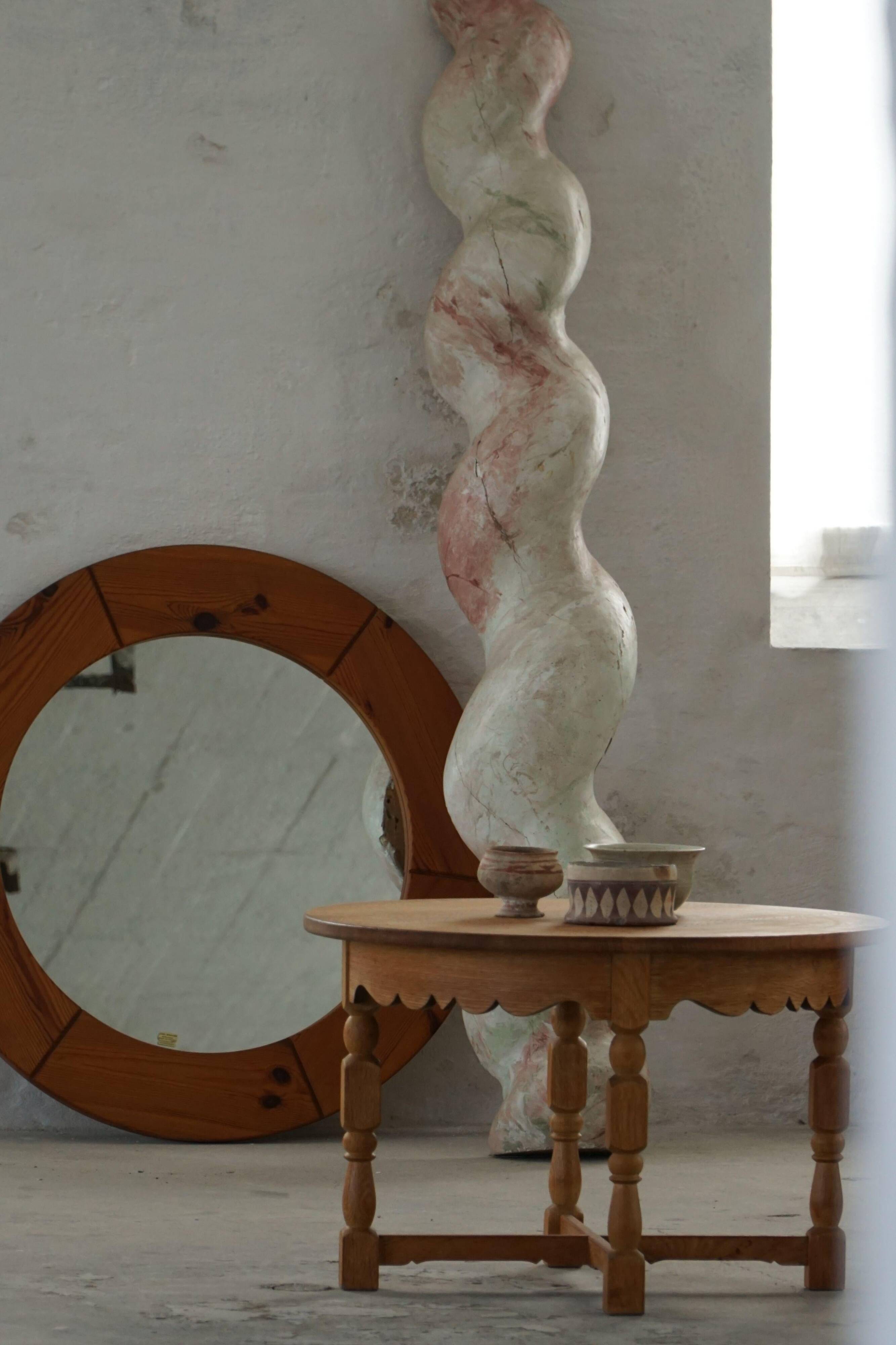 Grand antique Italian sculptural pedestal from the 18th century in twisted barley wood.