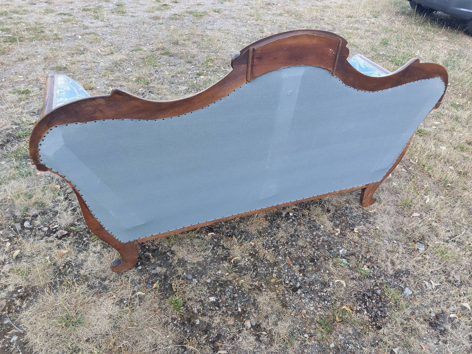 Antique walnut canapé in Louis Philippe style
