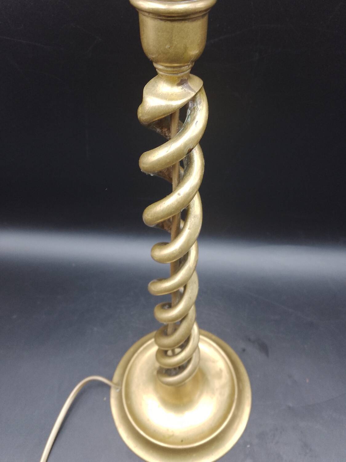 Belle et Grande Twisted table lamp in solid brass circa 1920 Height 40 cm
