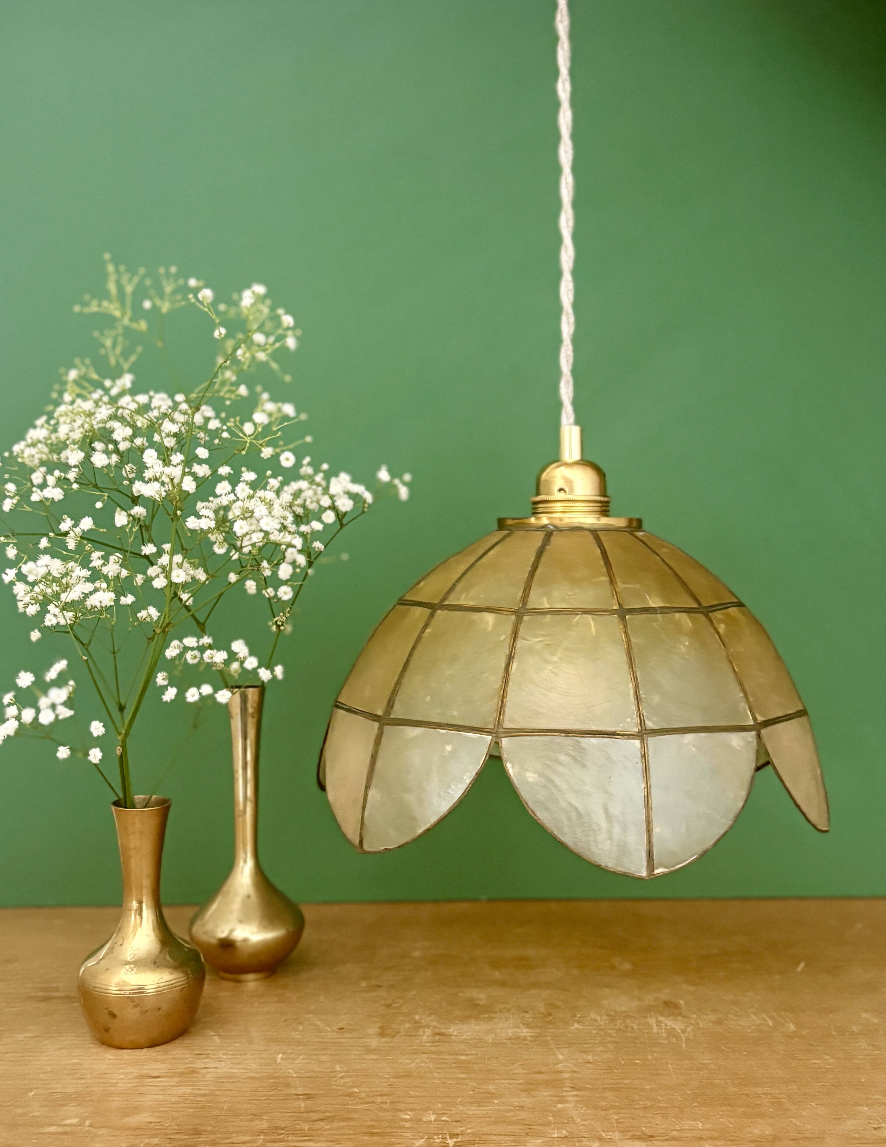 Vintage pendant light in mother-of-pearl and brass