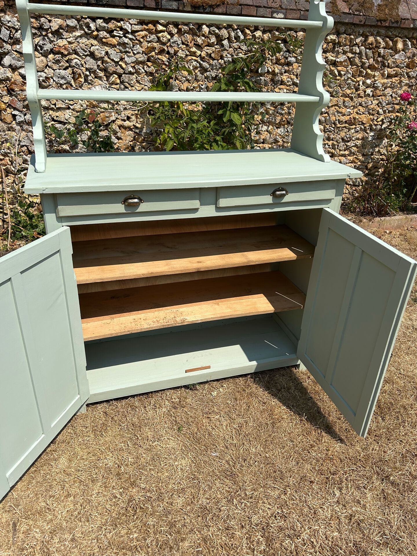 Buffet parisien vintage et son verrier vert d’eau