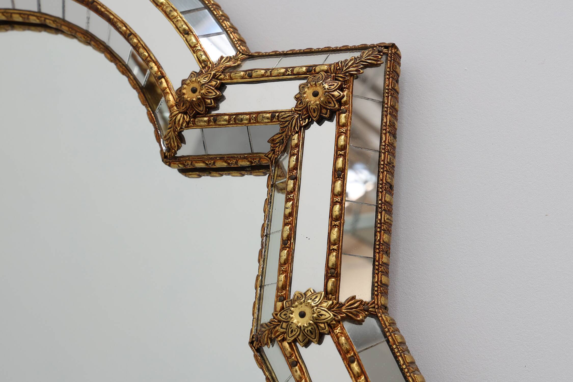 Miroir trapézoïdal en laiton et mosaïque de style vénitien, XXe siècle