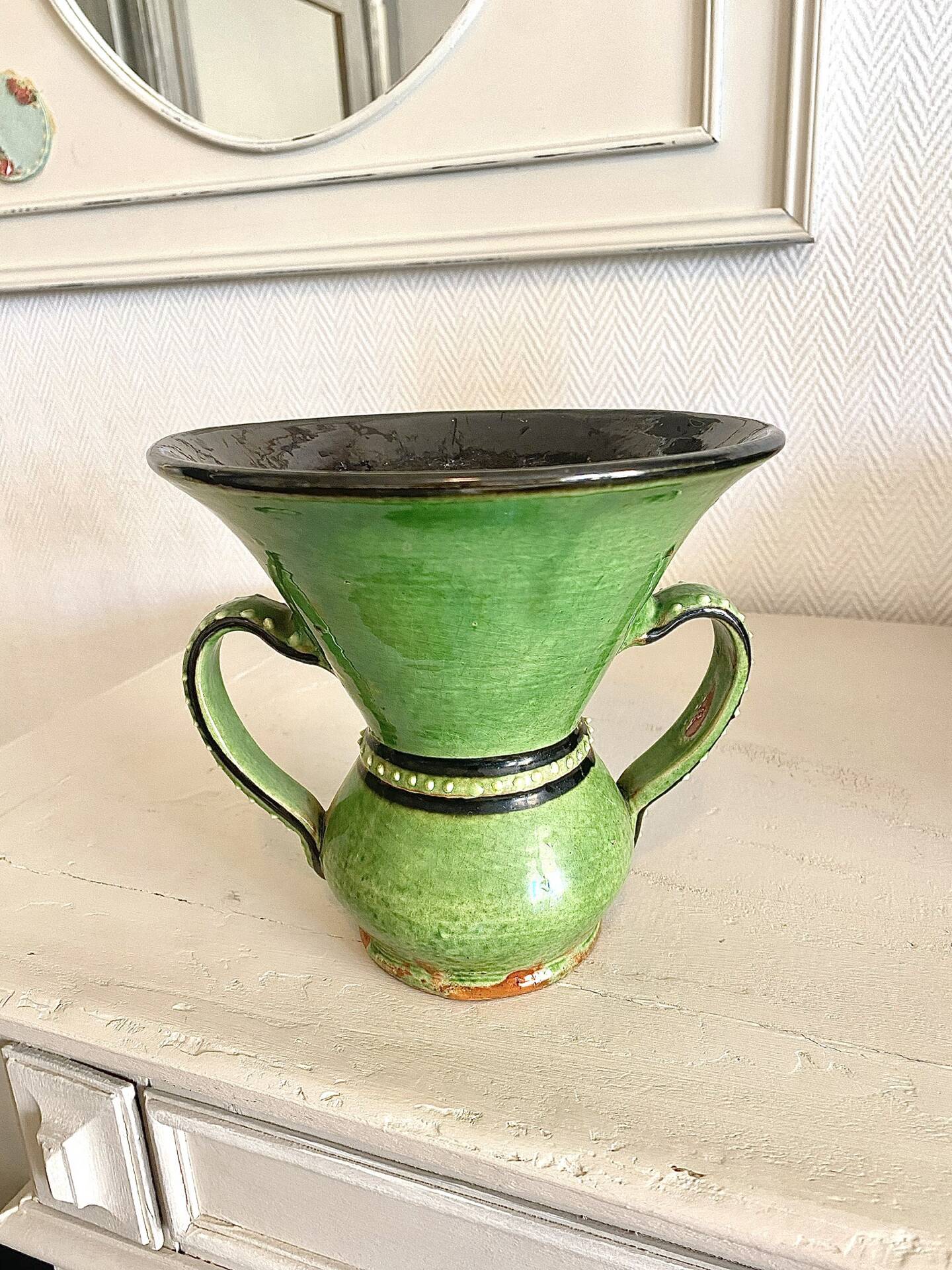 Vase en terre cuite émaillé vert