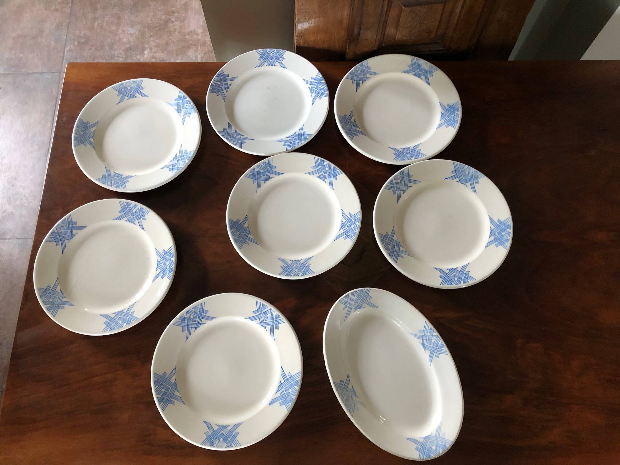 7 assiettes à dessert et 1 plat de service vintage