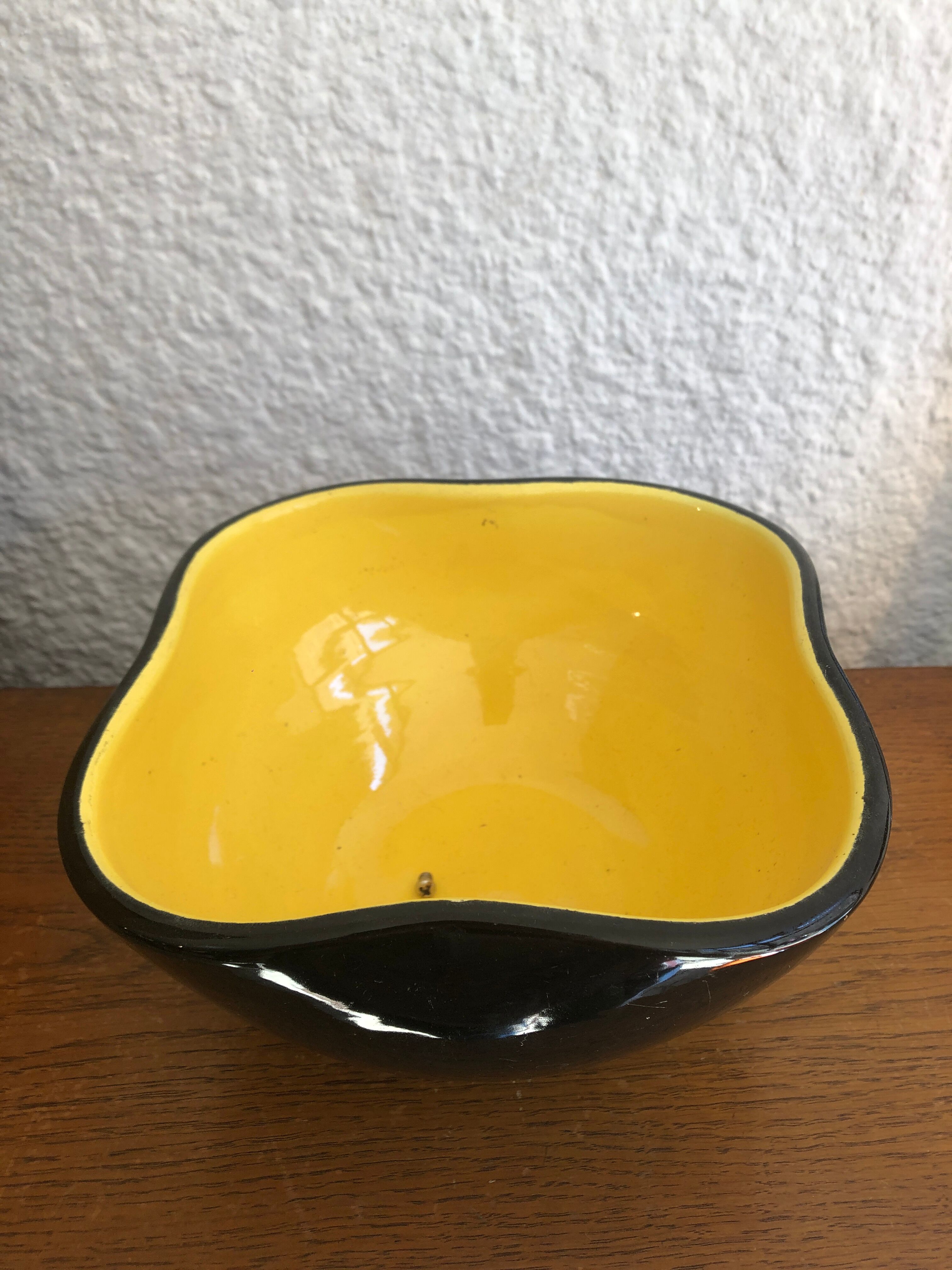 Keramos black and yellow cut