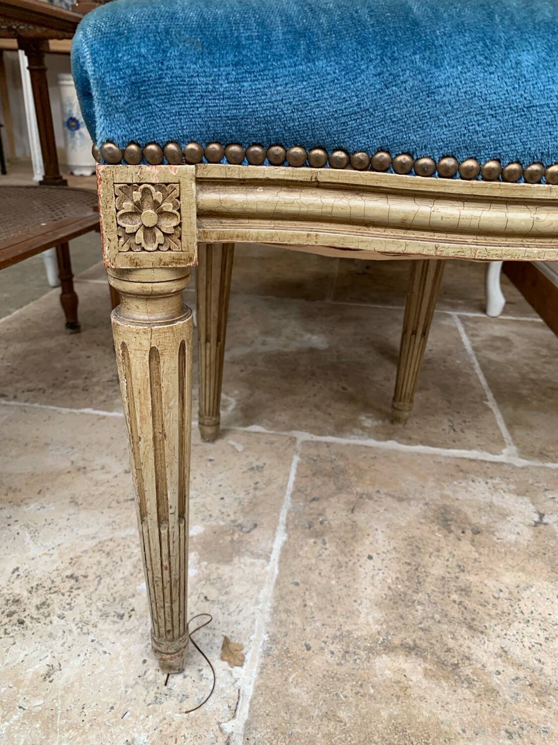 Paire de chaises médaillon en velours